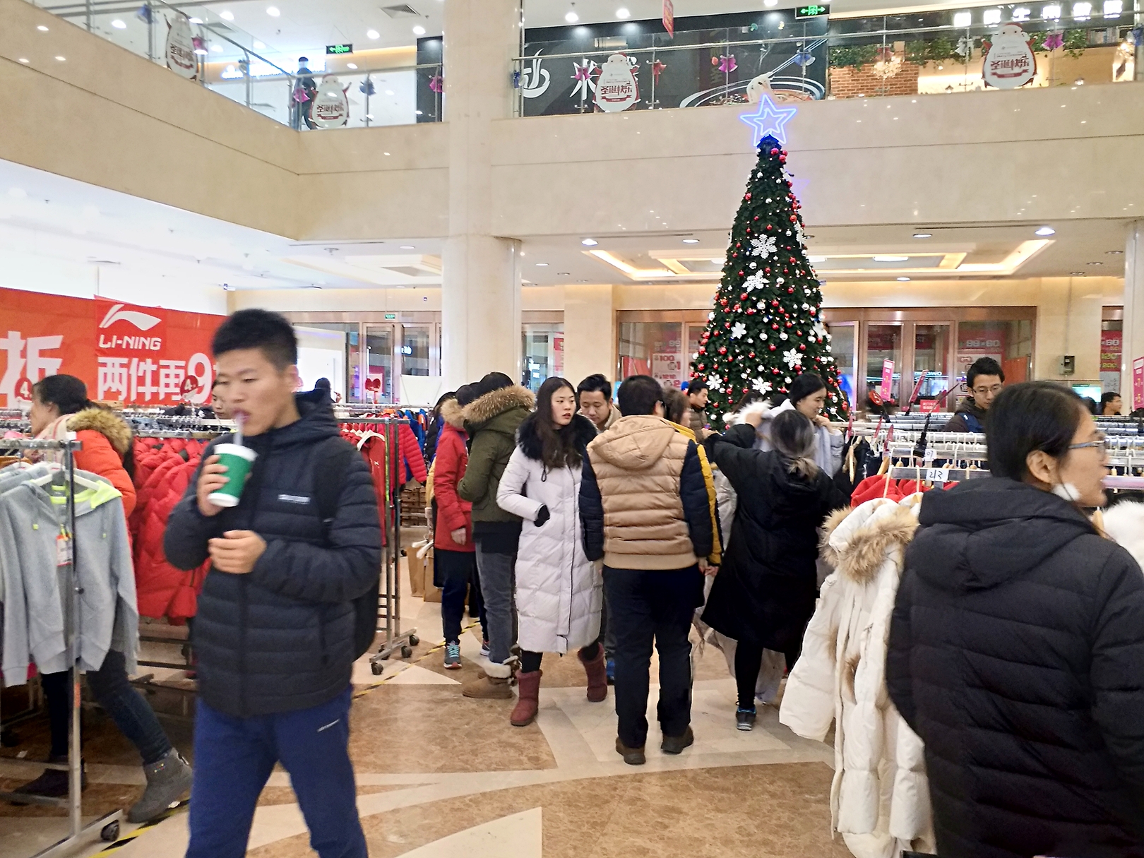 实拍:北京商场冬季特卖会,大衣3到6折顾客抢购,久违的“热闹”|商场|顾客|大衣_新浪新闻