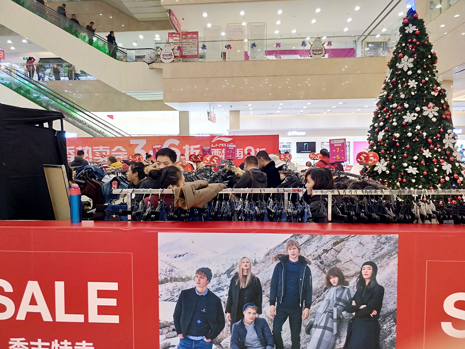 实拍:北京商场冬季特卖会,大衣3到6折顾客抢购,久违的"热闹"