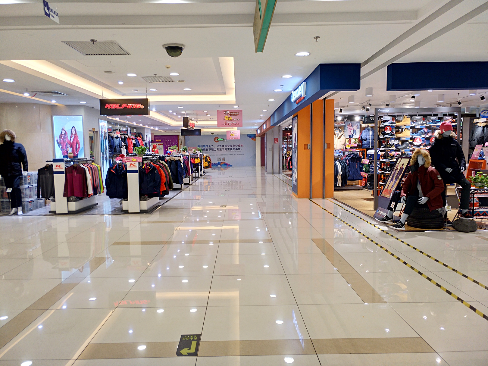 实拍:高昂租金的商场里"顾客稀少",店员称生意"越来越难"做