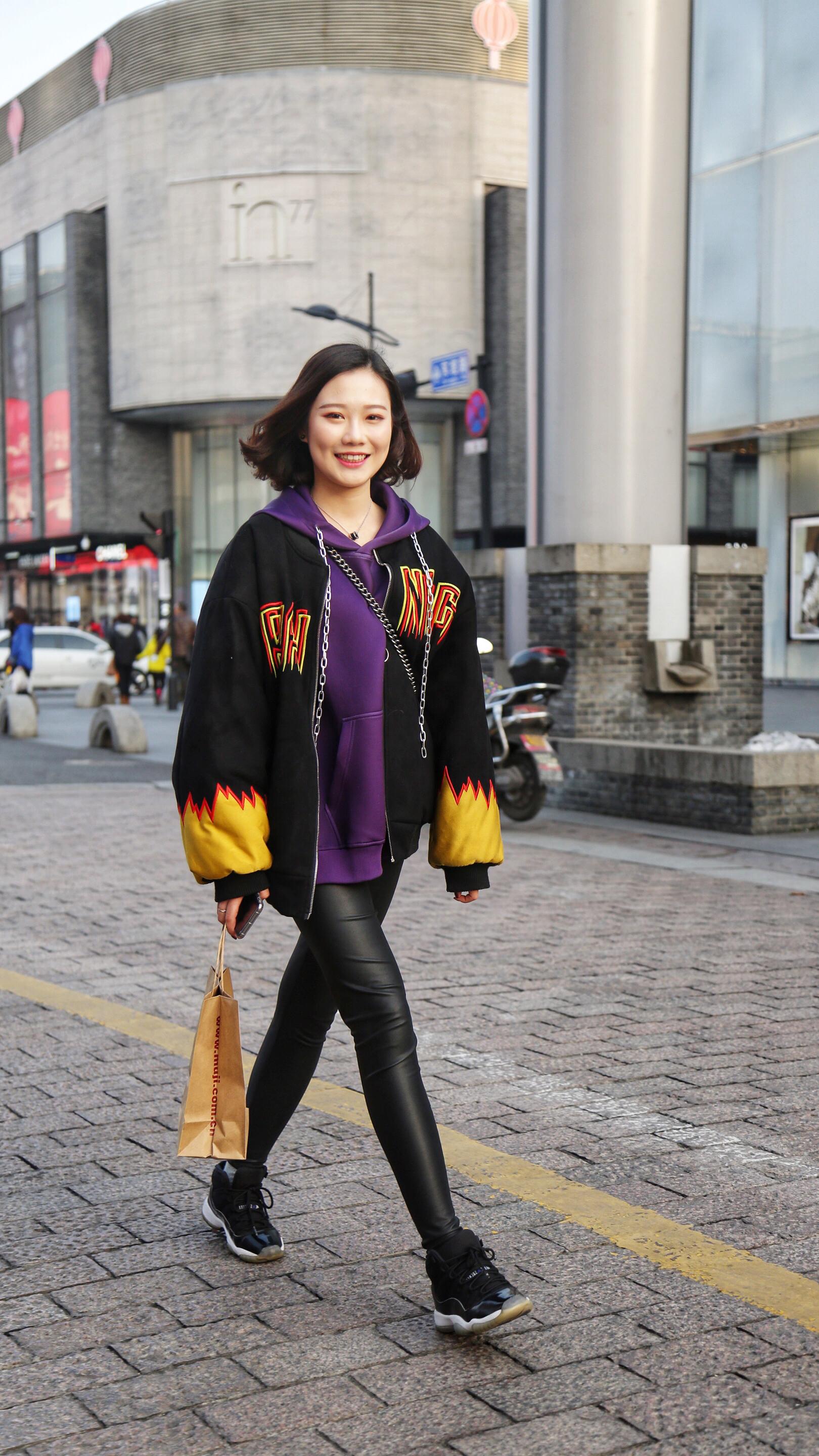 杭州街拍:气温回升,美女脱掉重装穿皮衣皮裤出街