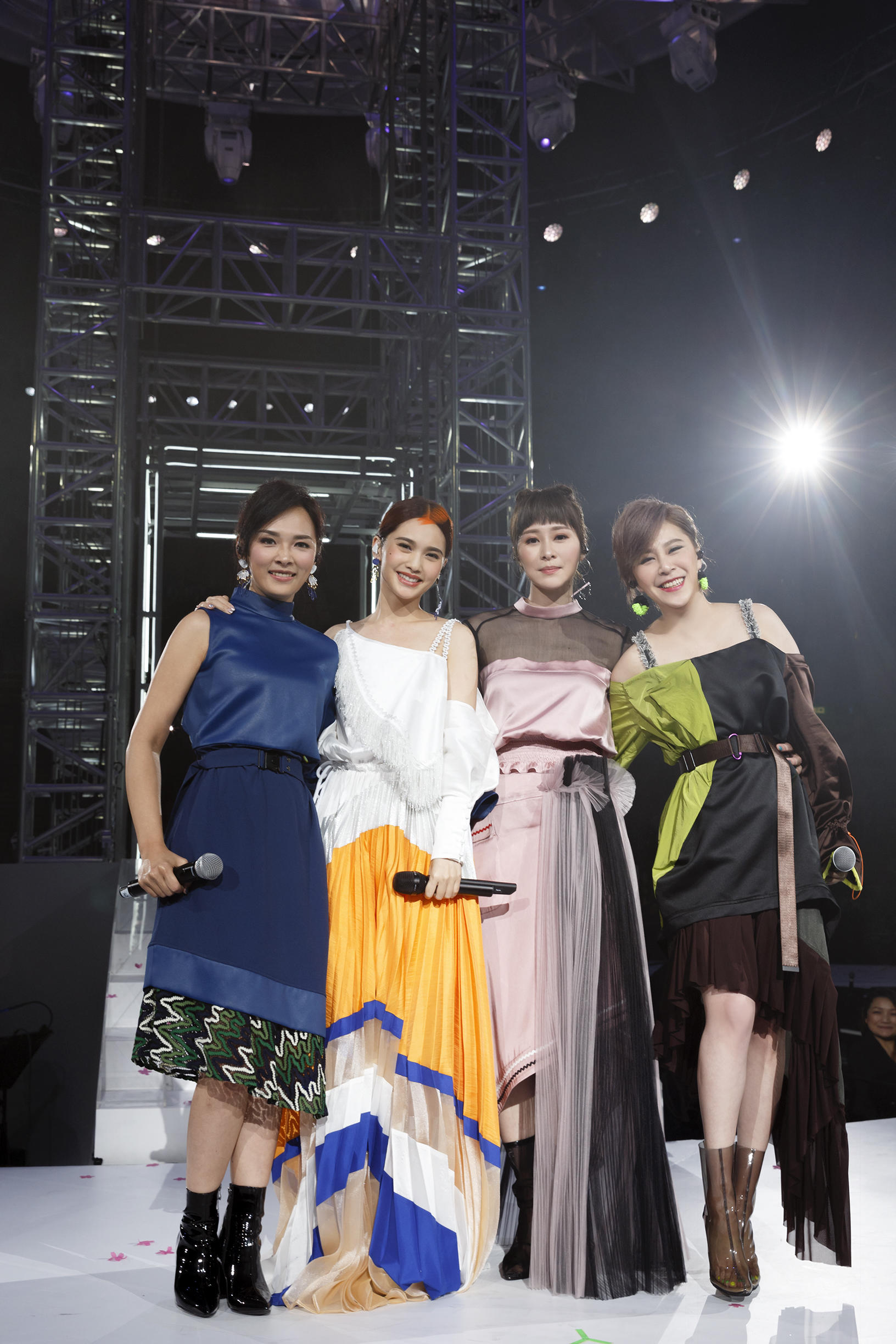 16年后再合体 4 in love登红馆重现一千零一个愿望