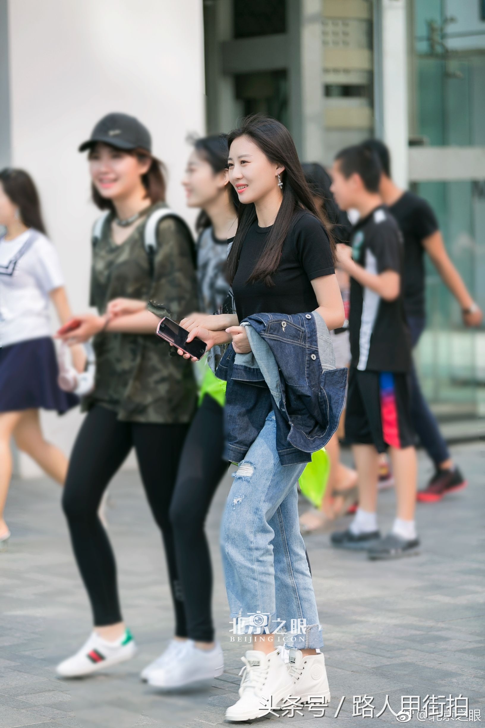 北京街拍牛仔小白鞋满满的少女青春范儿啊