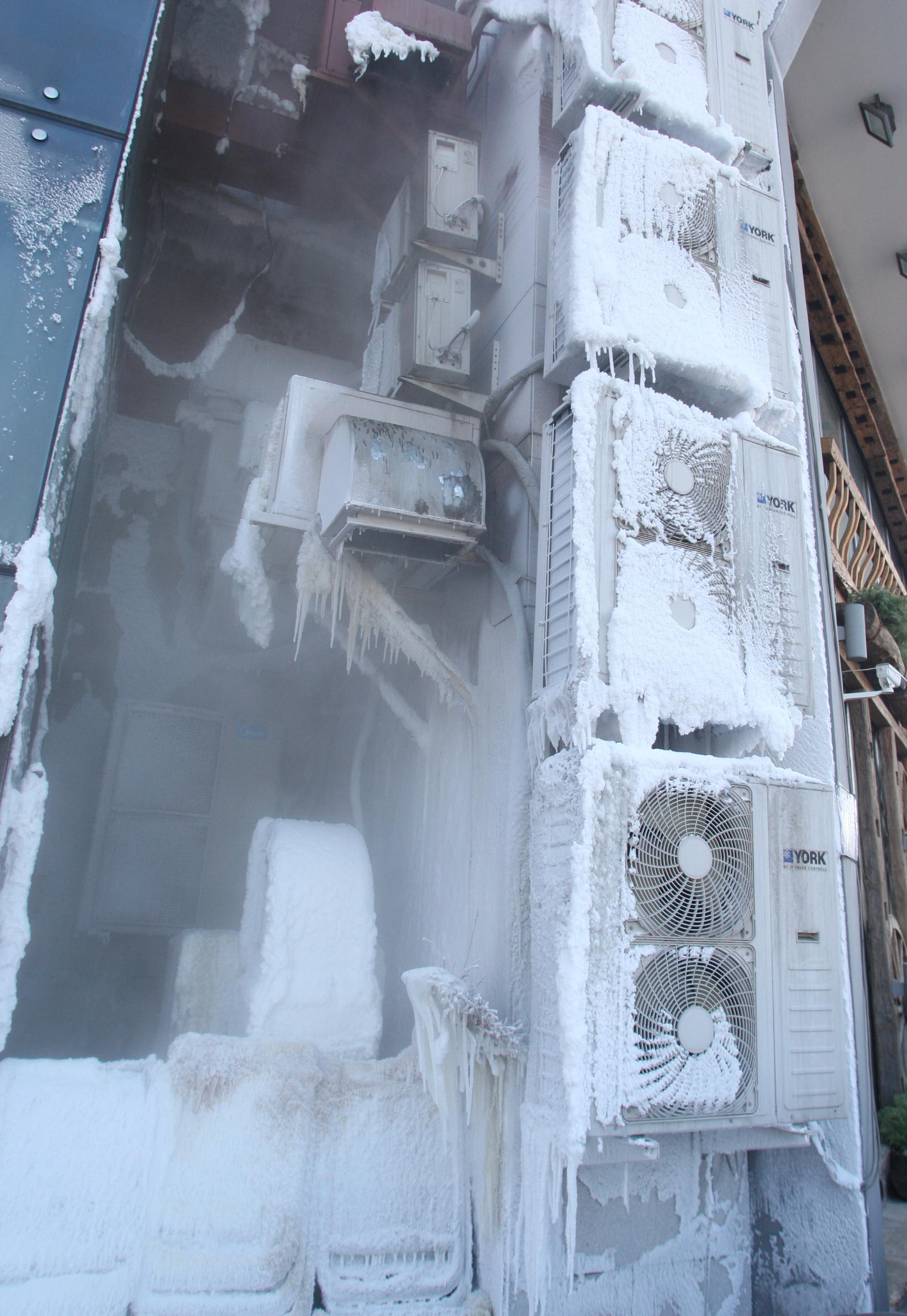 这天太冷了,空调都结冰了,如同进入冰河时代