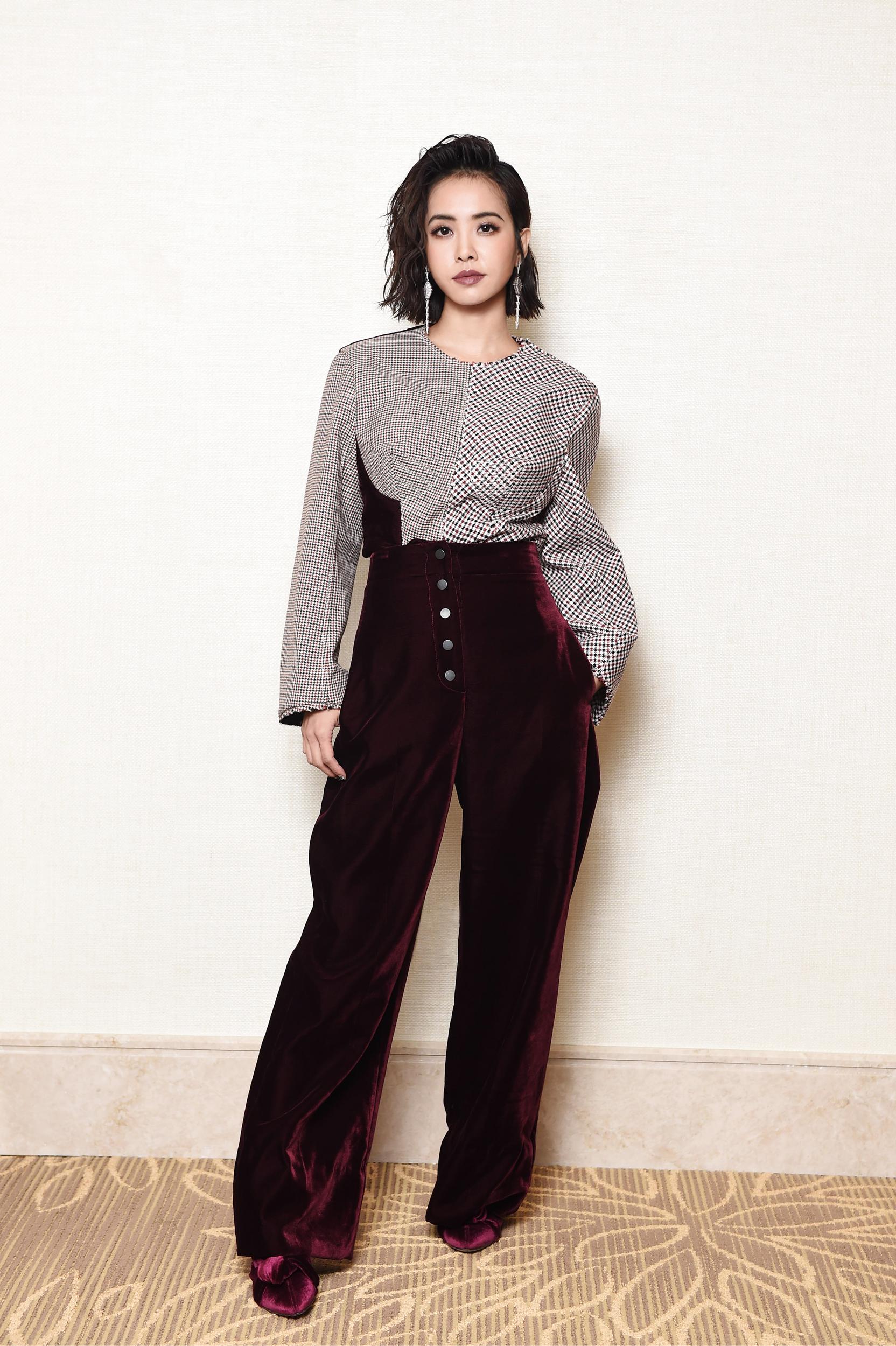 她付天价违约金解约公司,因病毒靠头部取消工作,38岁穿搭亮眼