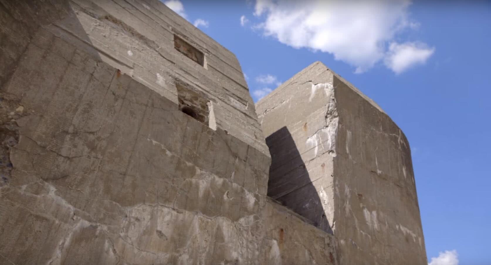 从外观上看,这些堡垒修建的相当坚固,用铜墙铁壁来形容一点也不为过.