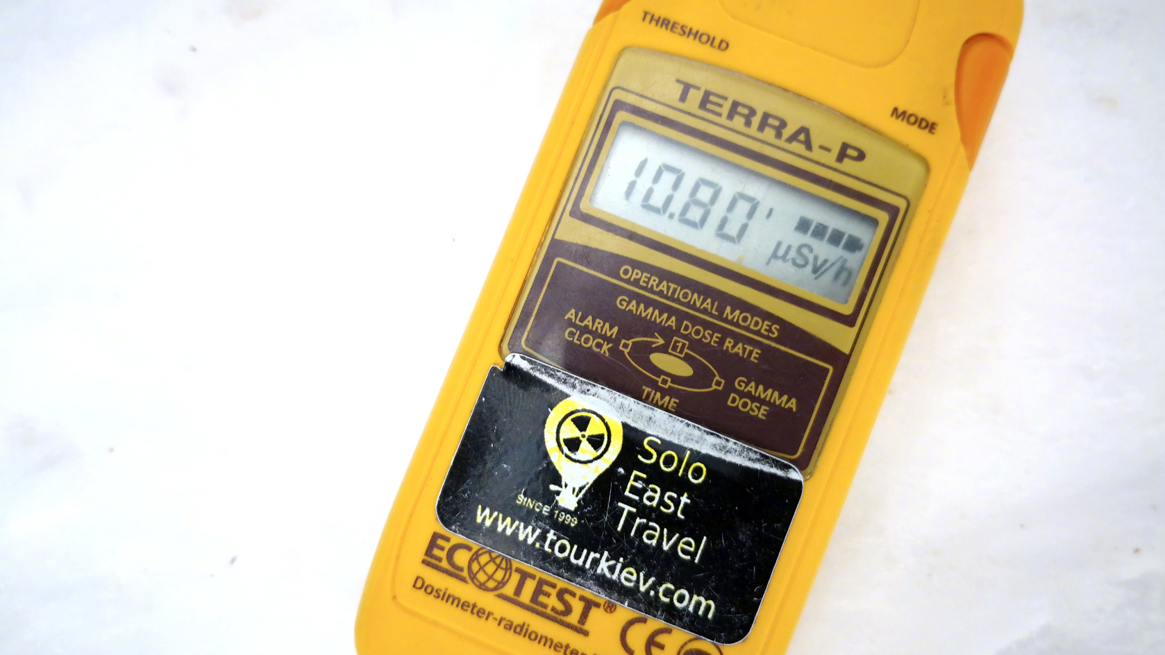 反应堆不远的地方,把盖革计数器放在地面上的时候,变成了10点多微西弗