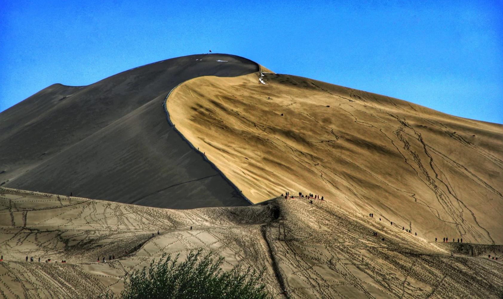 隐匿在大漠沙山深处的神秘海子 二千多年不干涸