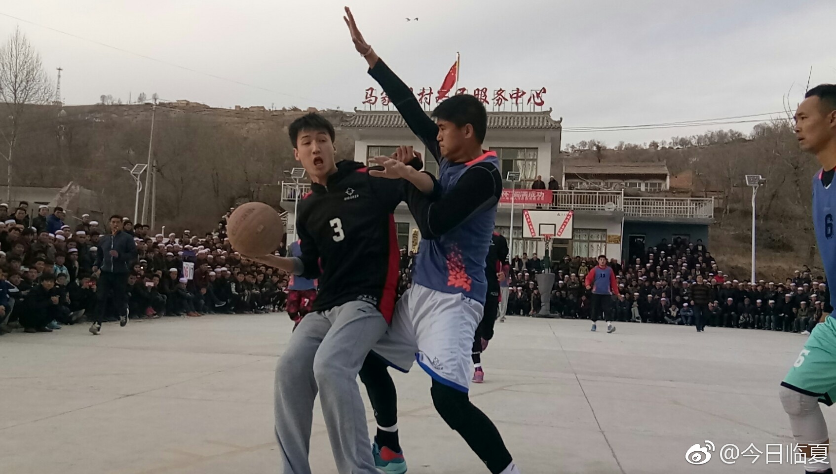 春节临近,在临夏州积石山下马家咀乡文化广场举行一条龙杯篮球运动