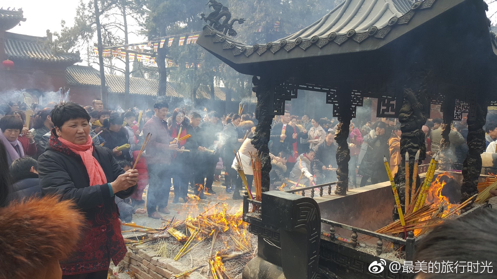 大年初一的中国洛阳白马寺各地赶来的信徒赶在农历初一上香