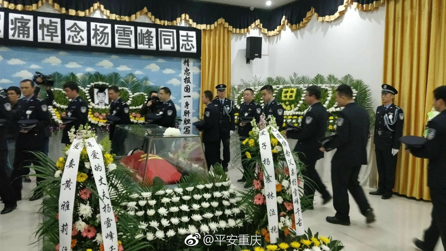 此刻点燃蜡烛送牺牲民警杨雪峰最后一程蜡烛