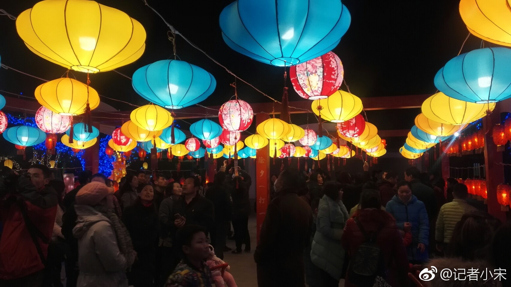 过年期间华清宫里看花灯