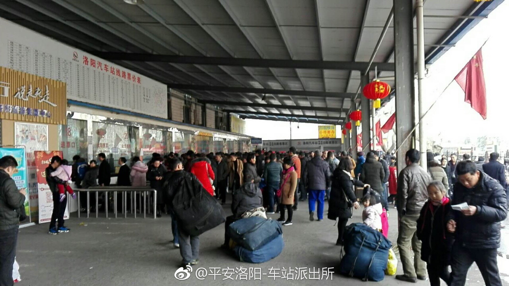 洛阳汽车站午后出现客流高峰话筒