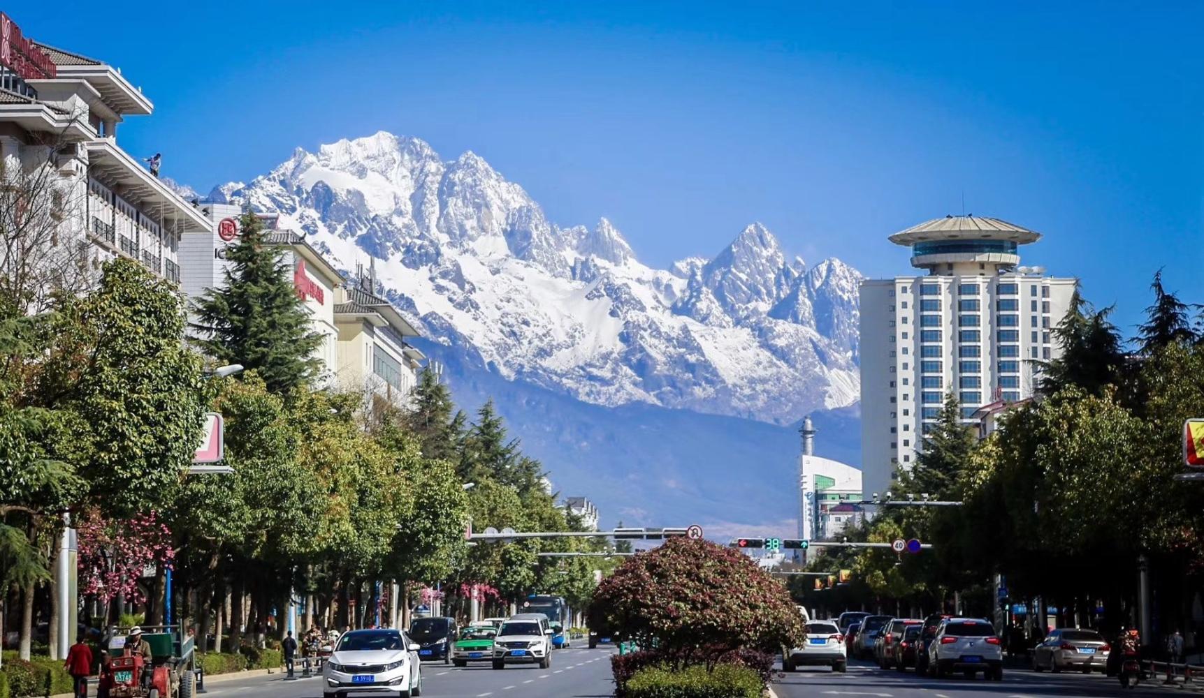 在我国这些城市里用肉眼就可以看到雪山, 真是让人羡慕