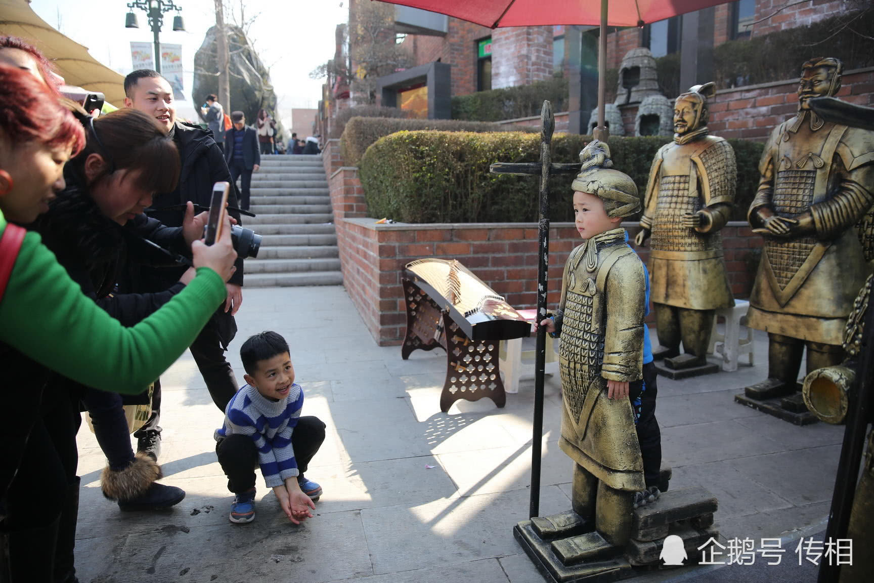 四川女童被砸骨折 临潼将对仿制兵马俑进行大排查