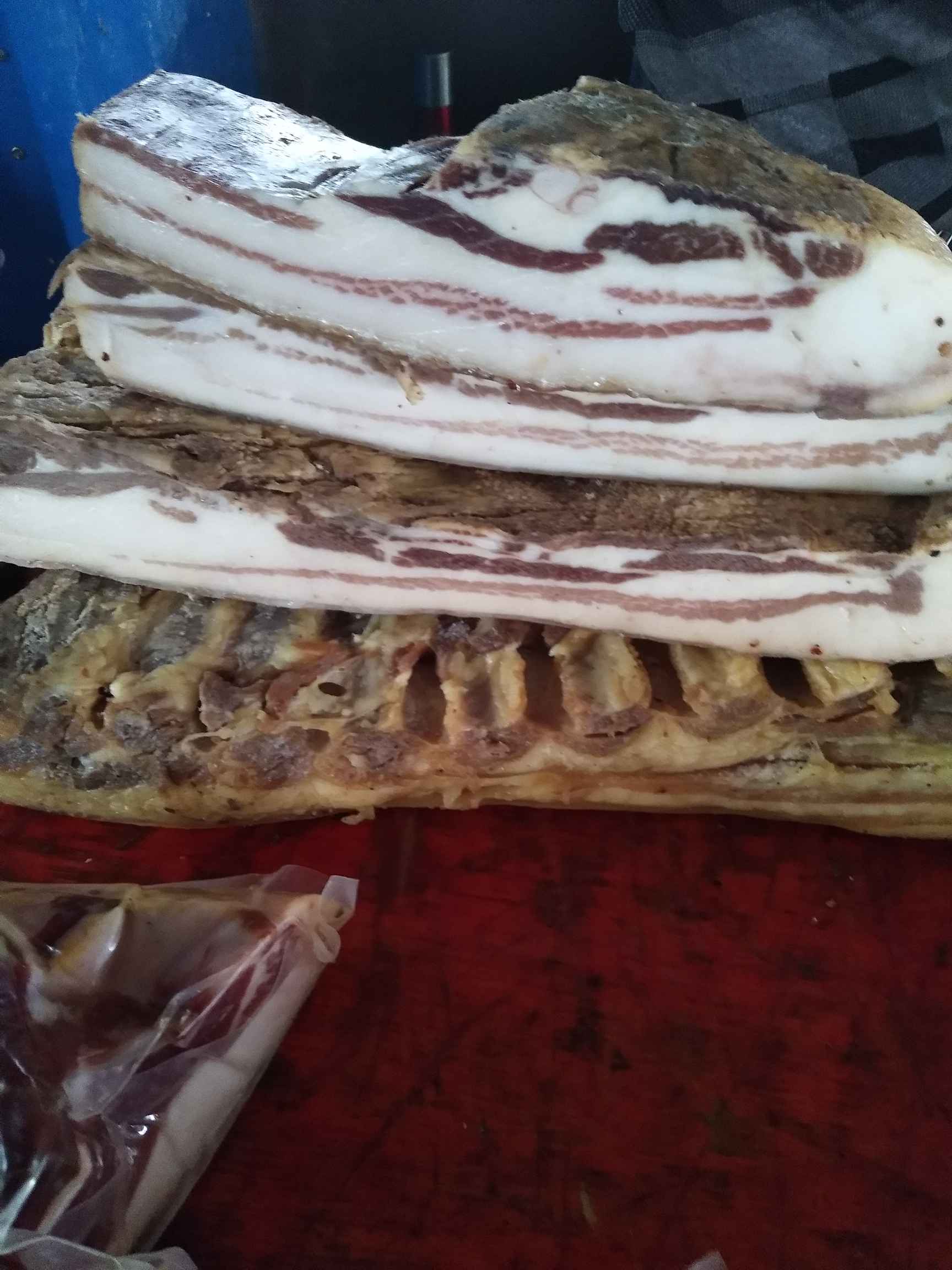 云南过年杀年猪,晒腊肉拉,纯正烟熏肉,好好吃啊|云南|好好|烟熏肉_新浪新闻