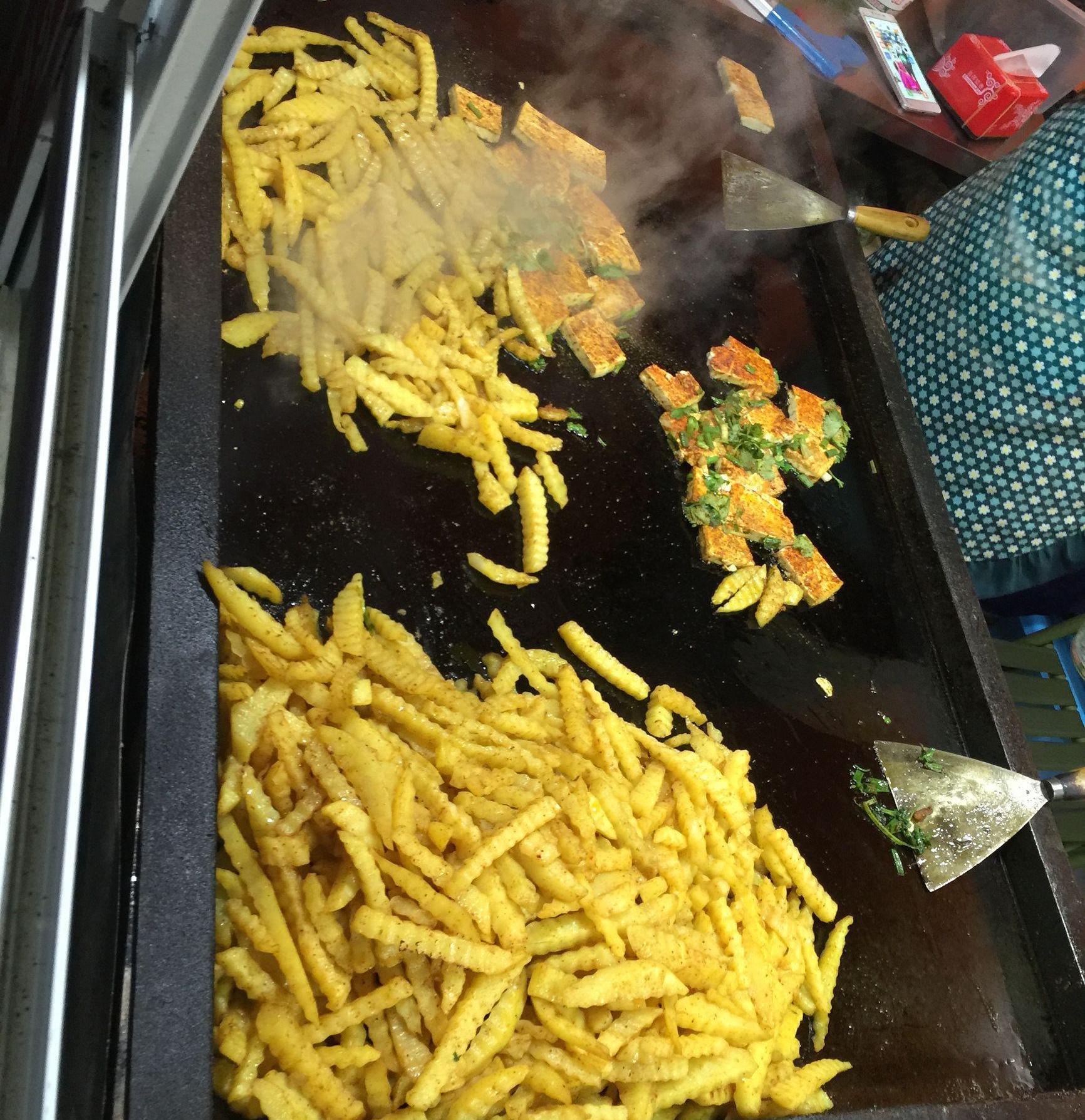 学校旁边铁板烤土豆,烧豆腐,一份5块钱,一晚上可以卖500 份