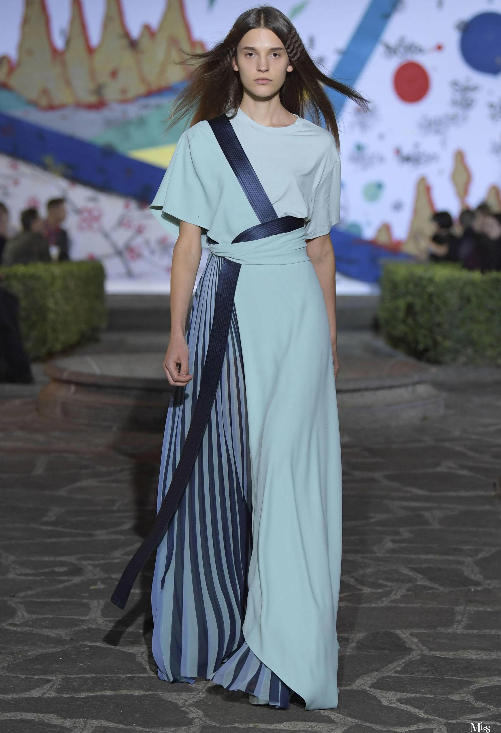 ralph&russo出的蓝色丝绸gazar风衣大胆加入了透视的风格