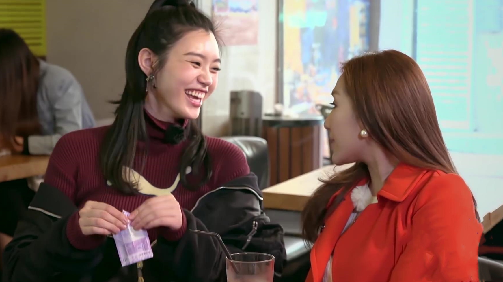 奚梦瑶为拿豪门许可证不断讨好何超盈?网友:收起你那谄媚的笑