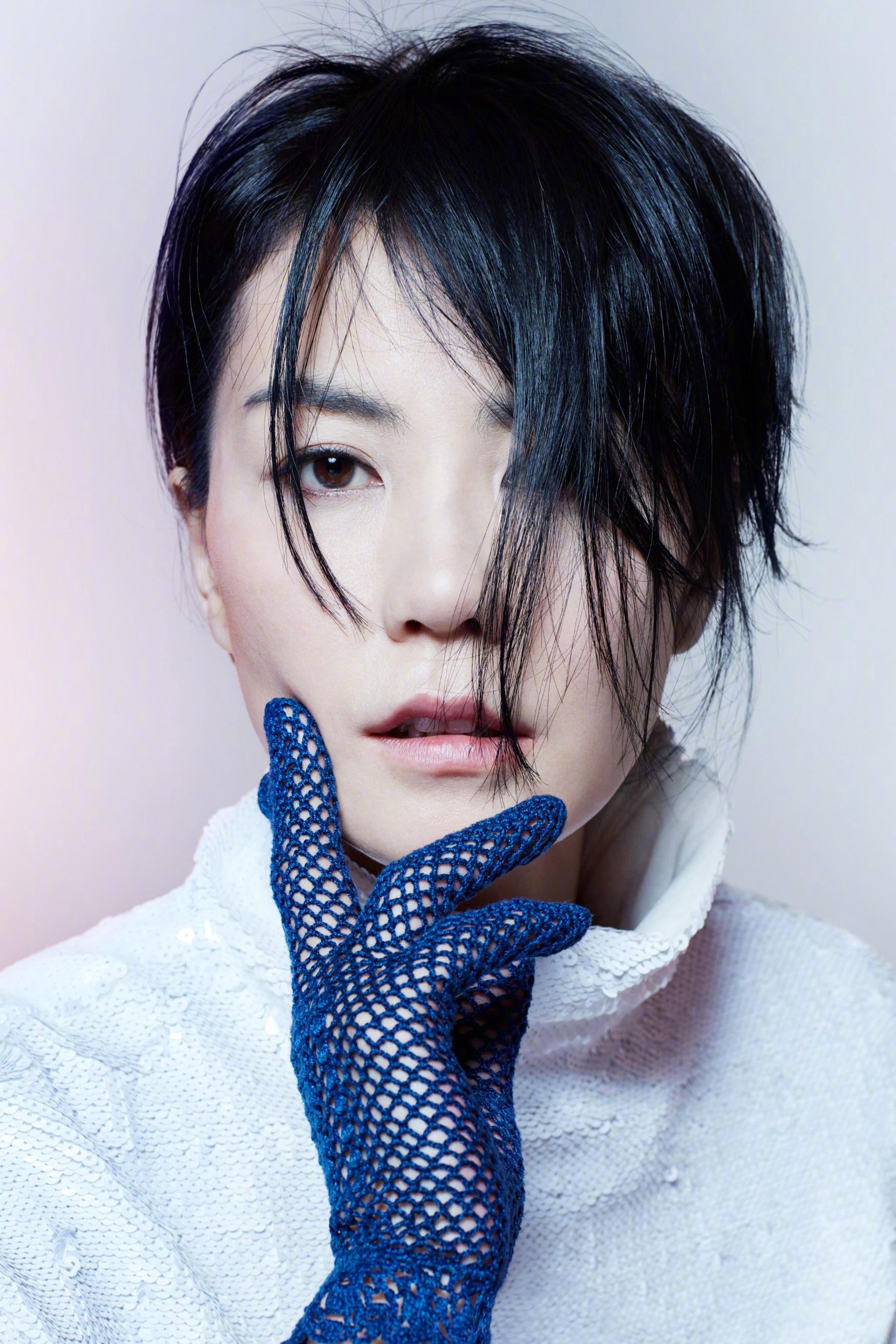 王菲为时尚大刊拍写真,过度p图,造型怪异,网友直呼认不出