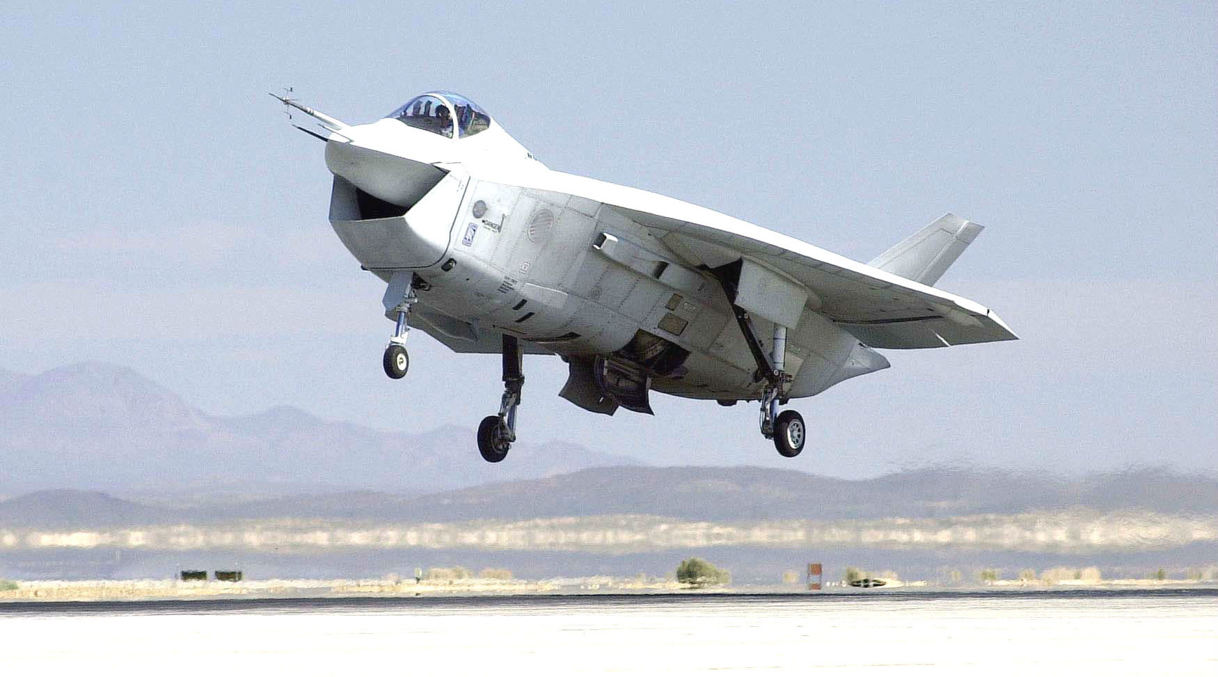 中国推出只有美军f15三分之一大小的轻型隐身战机,性能却超越一代