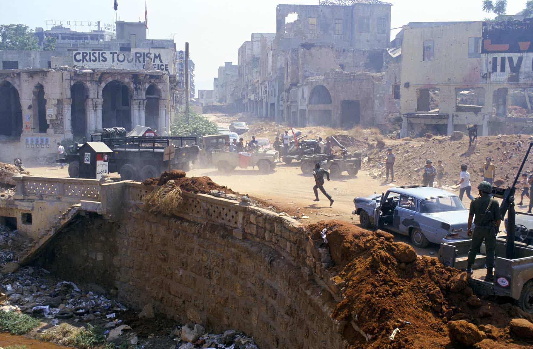 战火中被轰炸的城市街景,伦敦和马德里也曾一片废墟