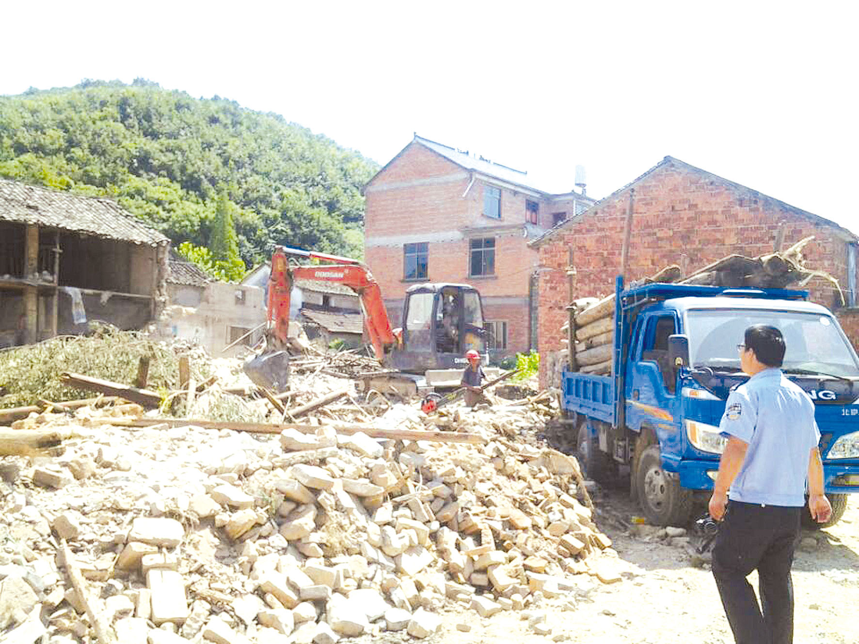 这几类人千万不要翻建农村房屋,一翻建宅基地