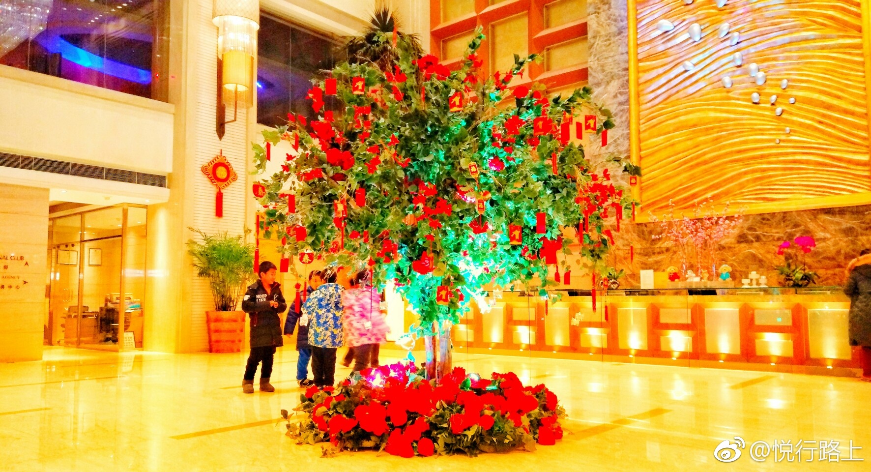 好漂亮! 大堂布置的好有新春的喜庆气氛