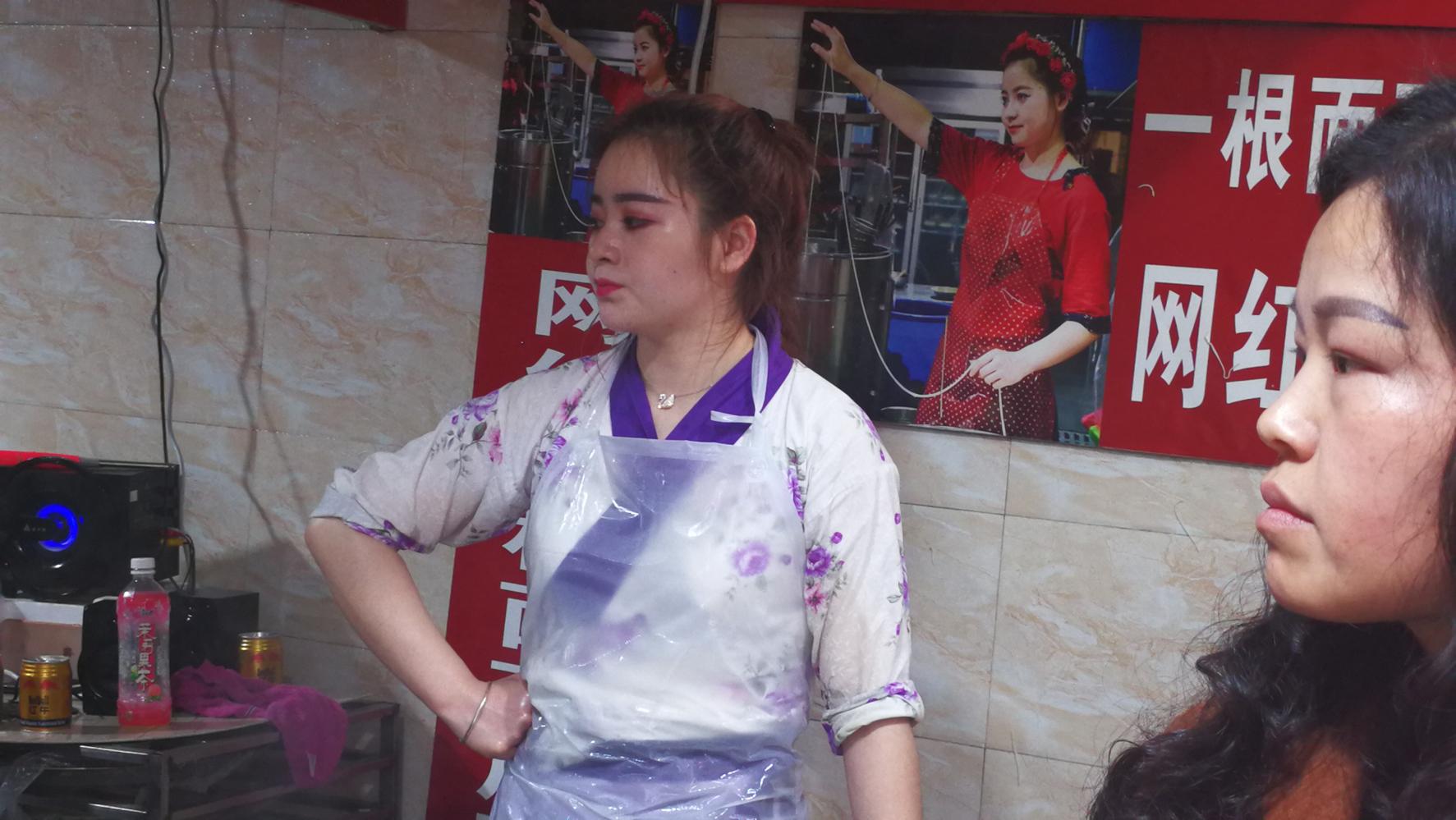 网红一根面西施, 四川古镇黄龙溪, 大展拉面神技!