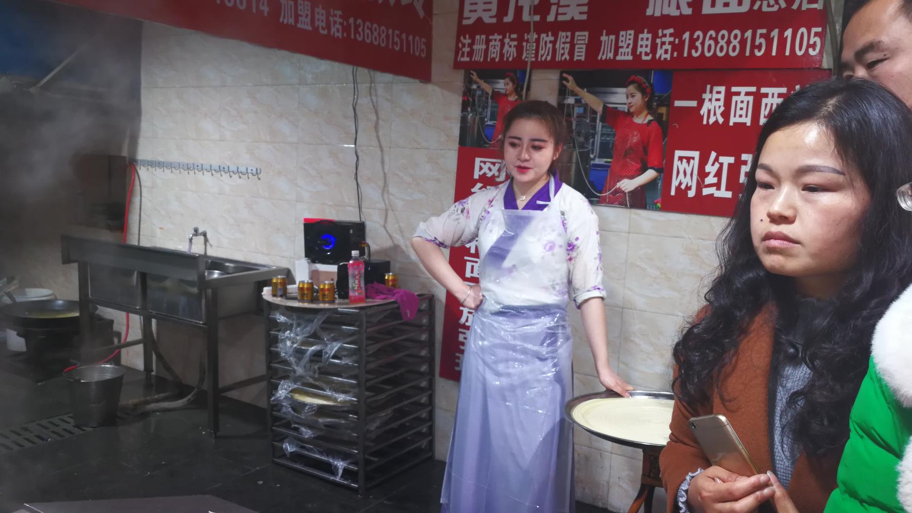 网红一根面西施, 四川古镇黄龙溪, 大展拉面神技!