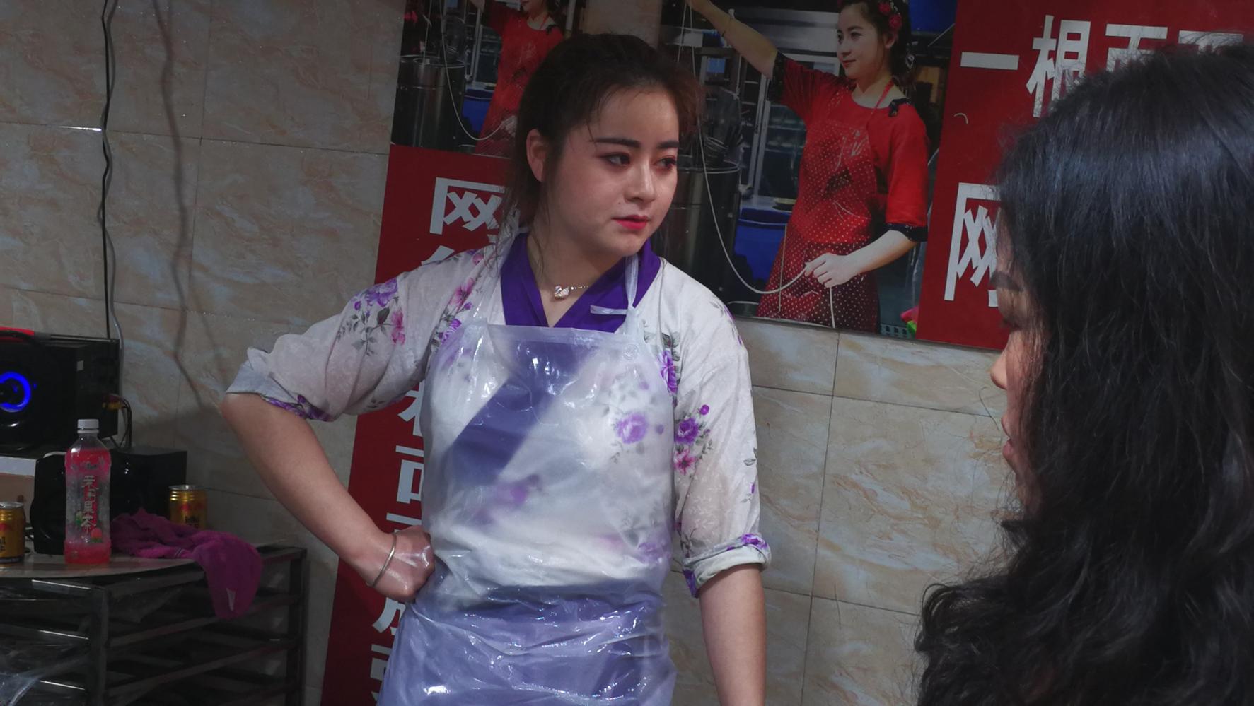 网红一根面西施, 四川古镇黄龙溪, 大展拉面神技!