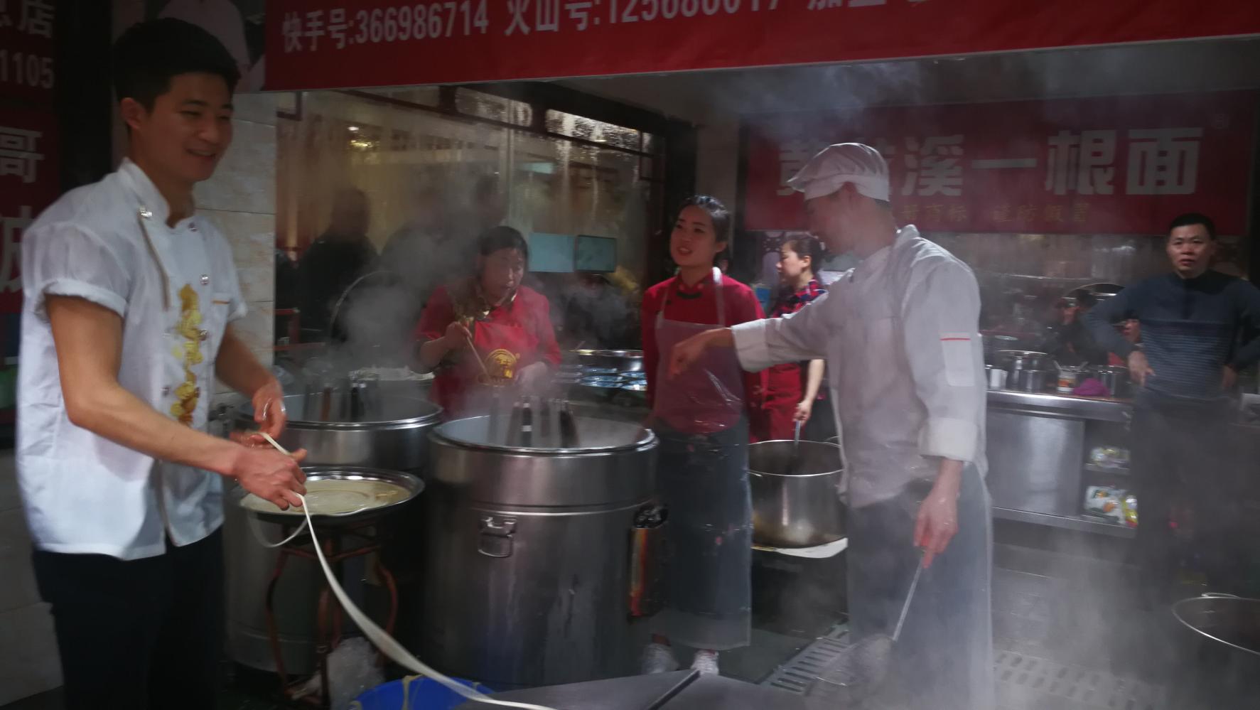 网红一根面西施, 四川古镇黄龙溪, 大展拉面神技!