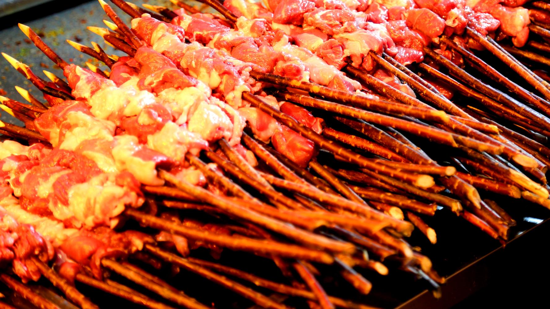 西安回民街一景, 红柳枝烤羊肉串