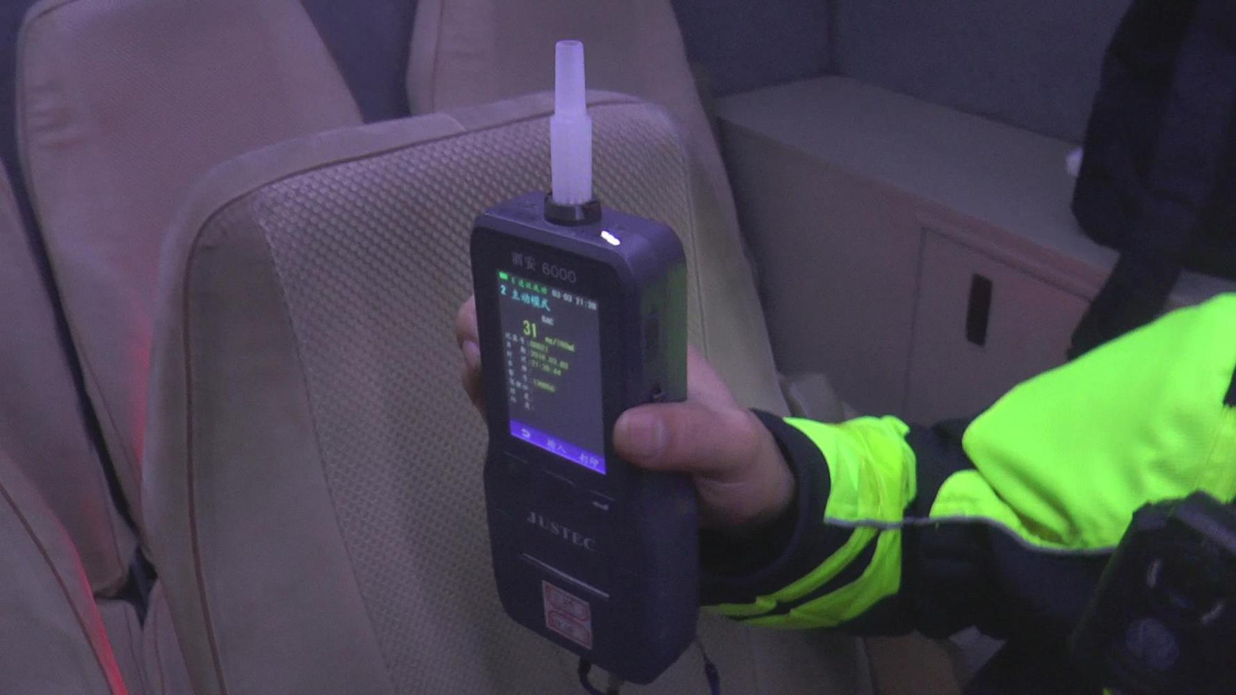 济南交警查酒驾用上新设备 酒驾司机无处跑称心情不好