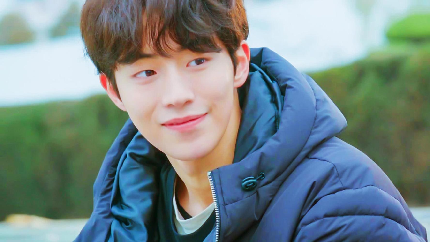 韩国人气演员南柱赫长相帅气笑容灿烂