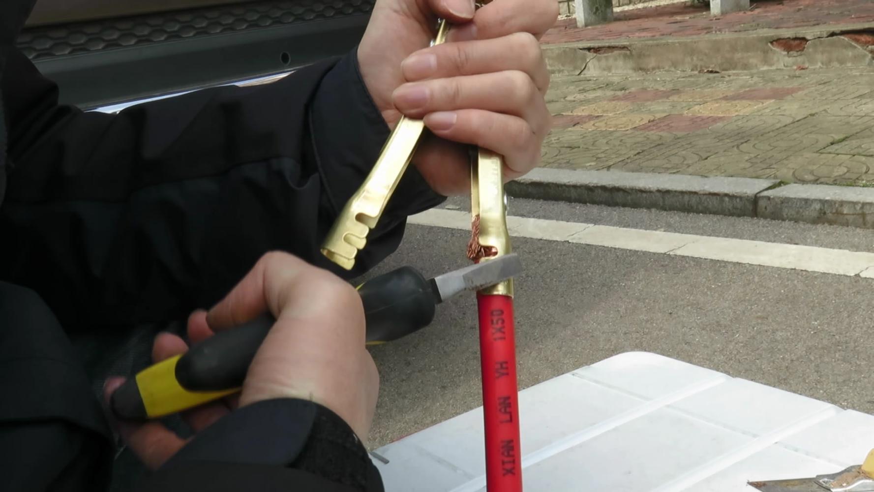 汽车电瓶没电, 小伙自制搭火线, 管用20年, 方便自己也方便他人