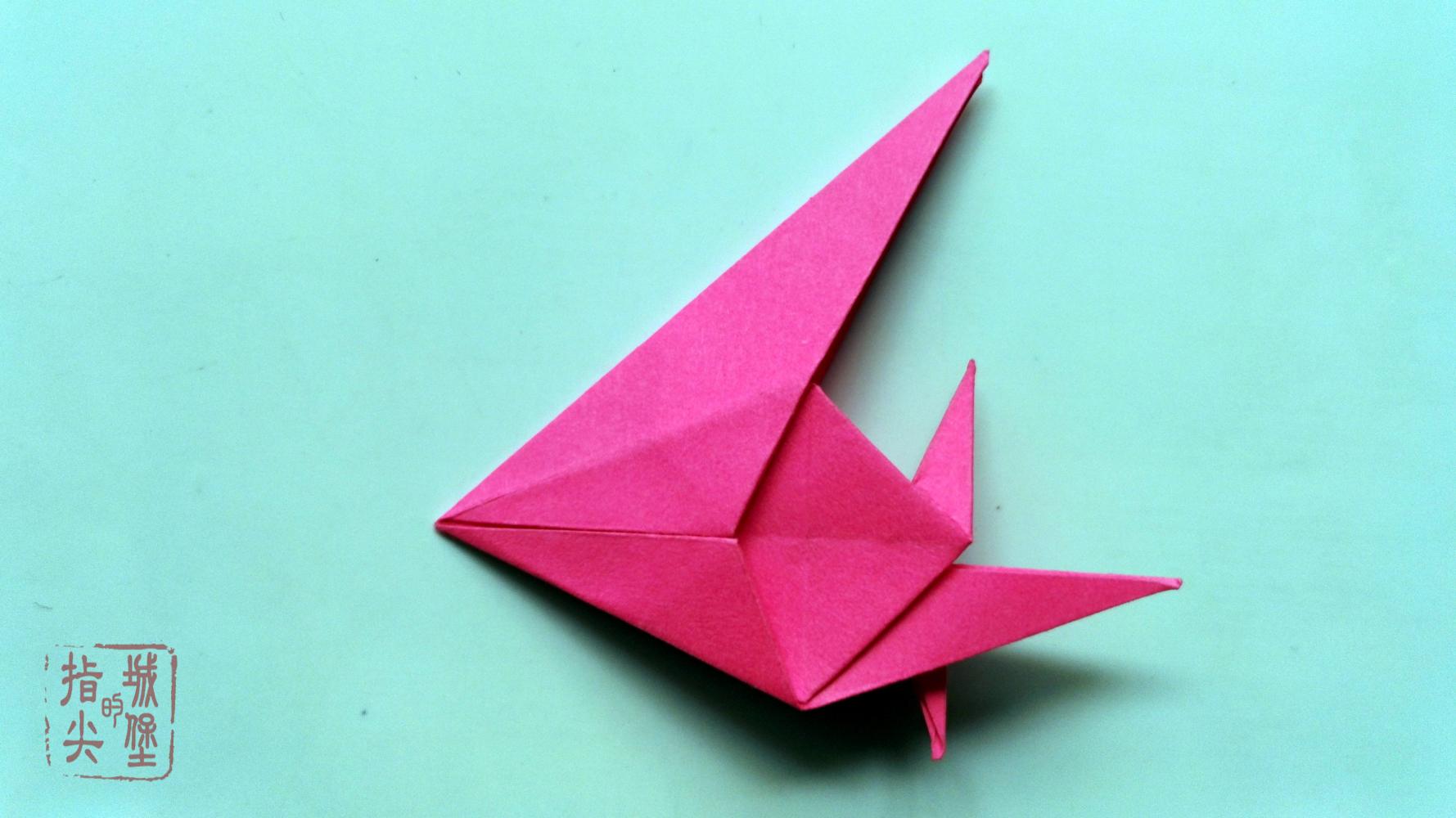 前面的步骤和折千纸鹤是一样,然后再简单的几步,我们的折纸小鱼就做好