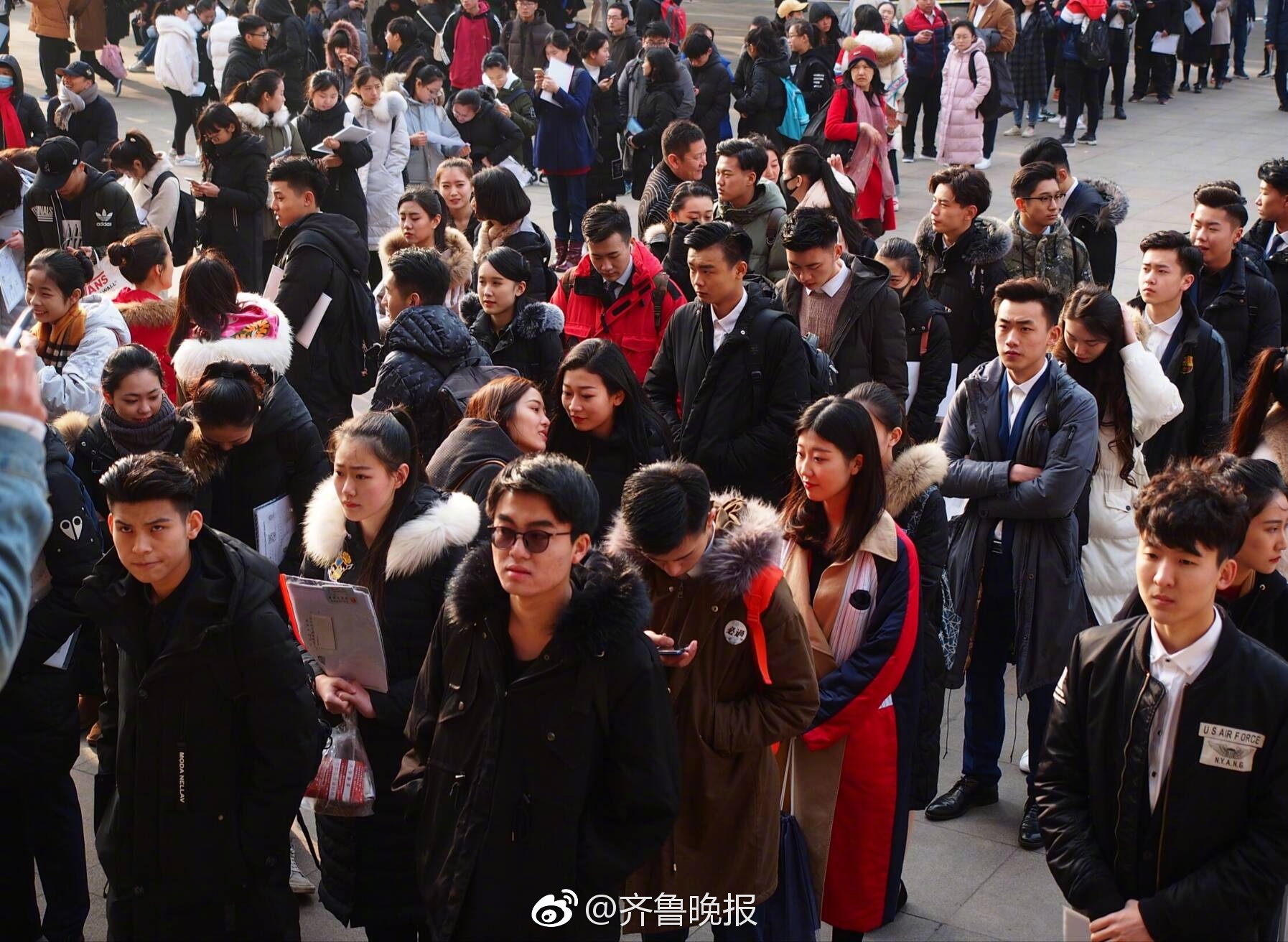 考生们清晨六点就排队候考