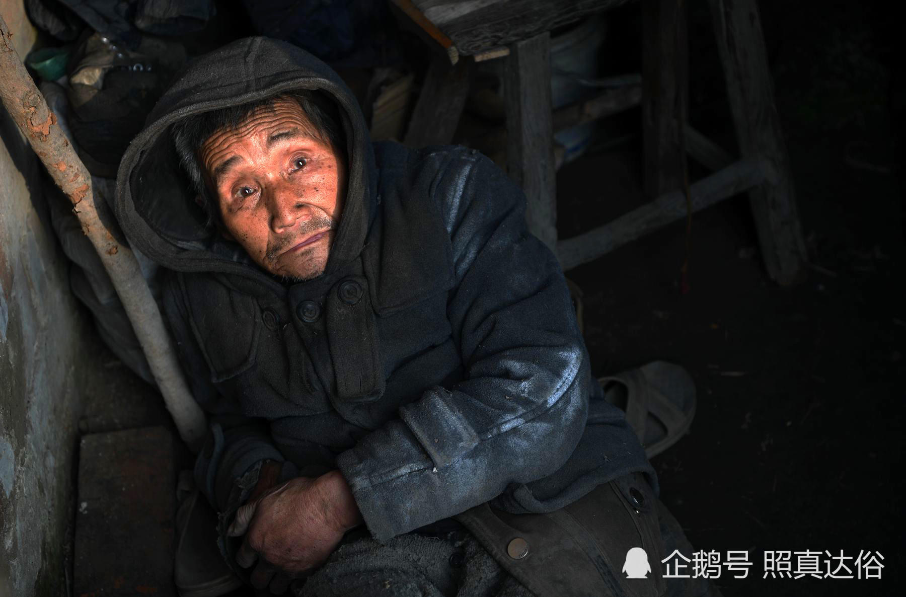 76岁老人寒风中晒太阳取暖,吃百家饭度日