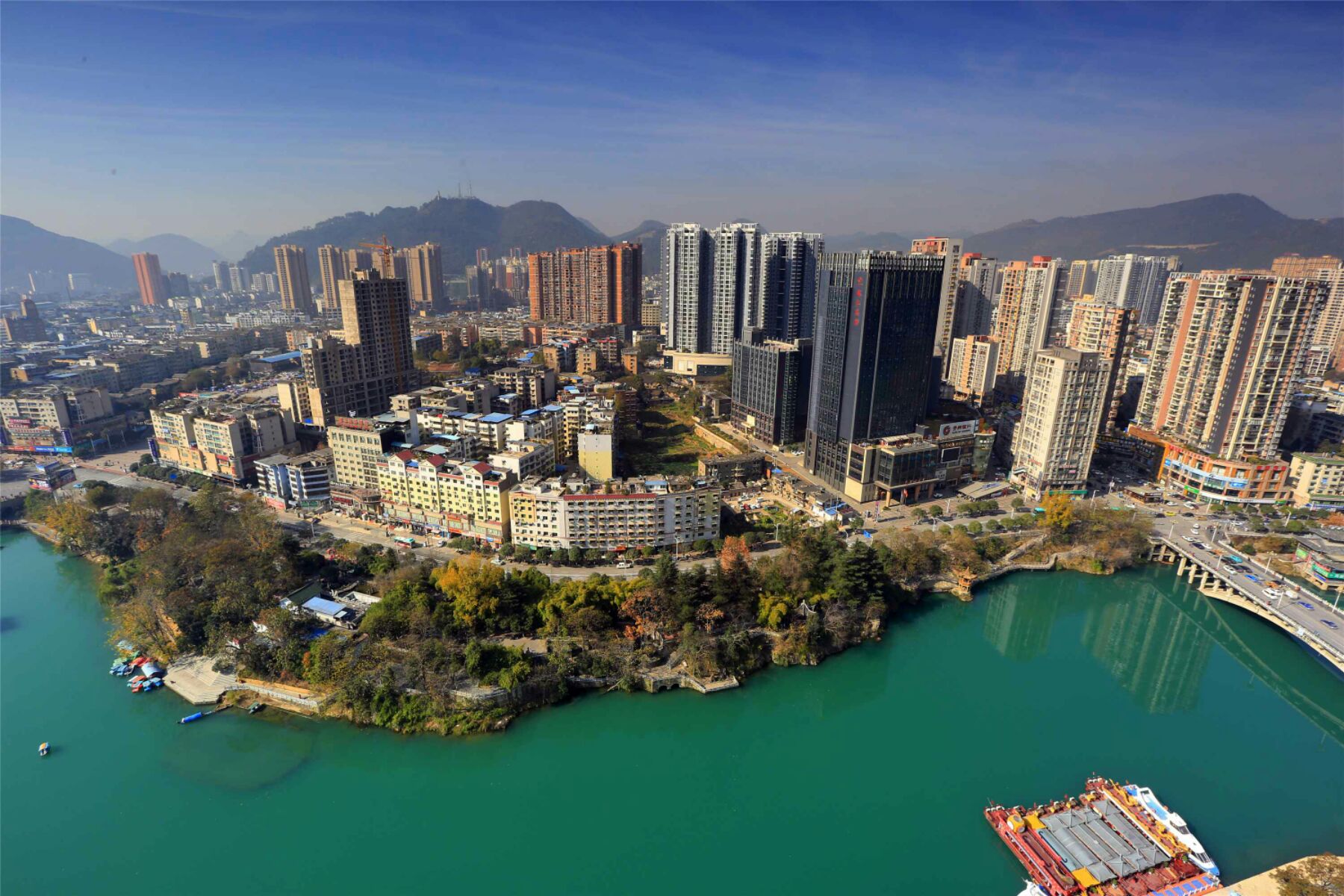 铜仁锦江河畔冬秋美色