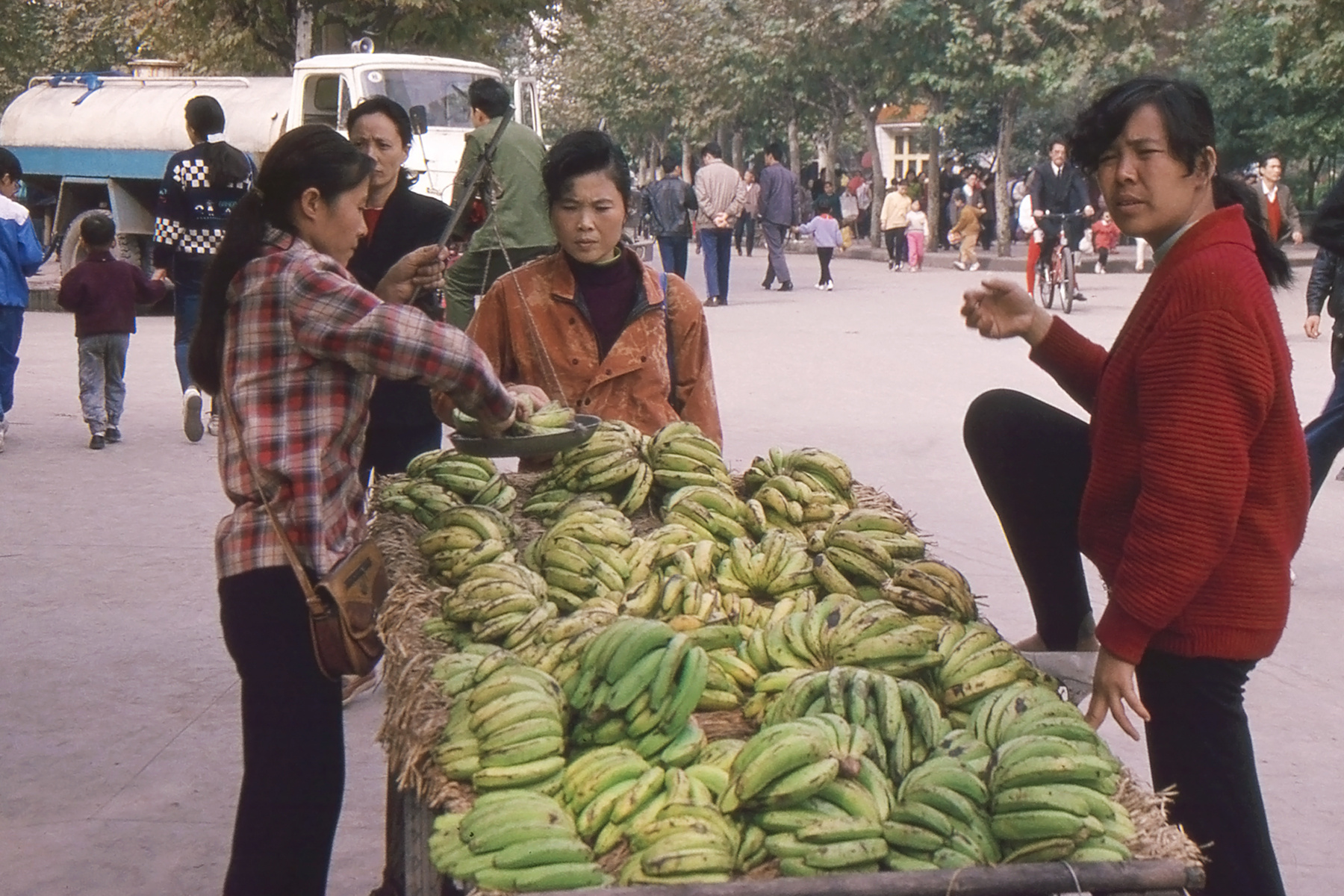 小摊前挑选商品,重庆北碚,1994年