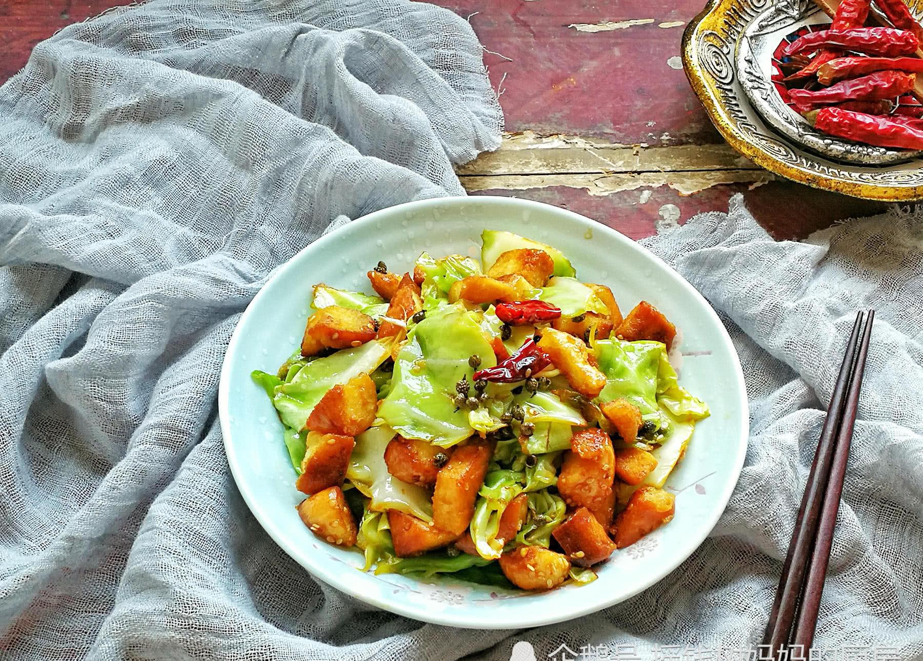 馕炒包包菜,新疆餐厅上座率超高的一道菜,其实成本才几块钱