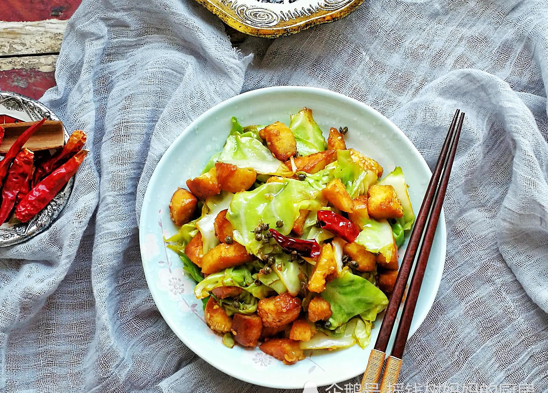 馕炒包包菜,新疆餐厅上座率超高的一道菜,其实成本才几块钱