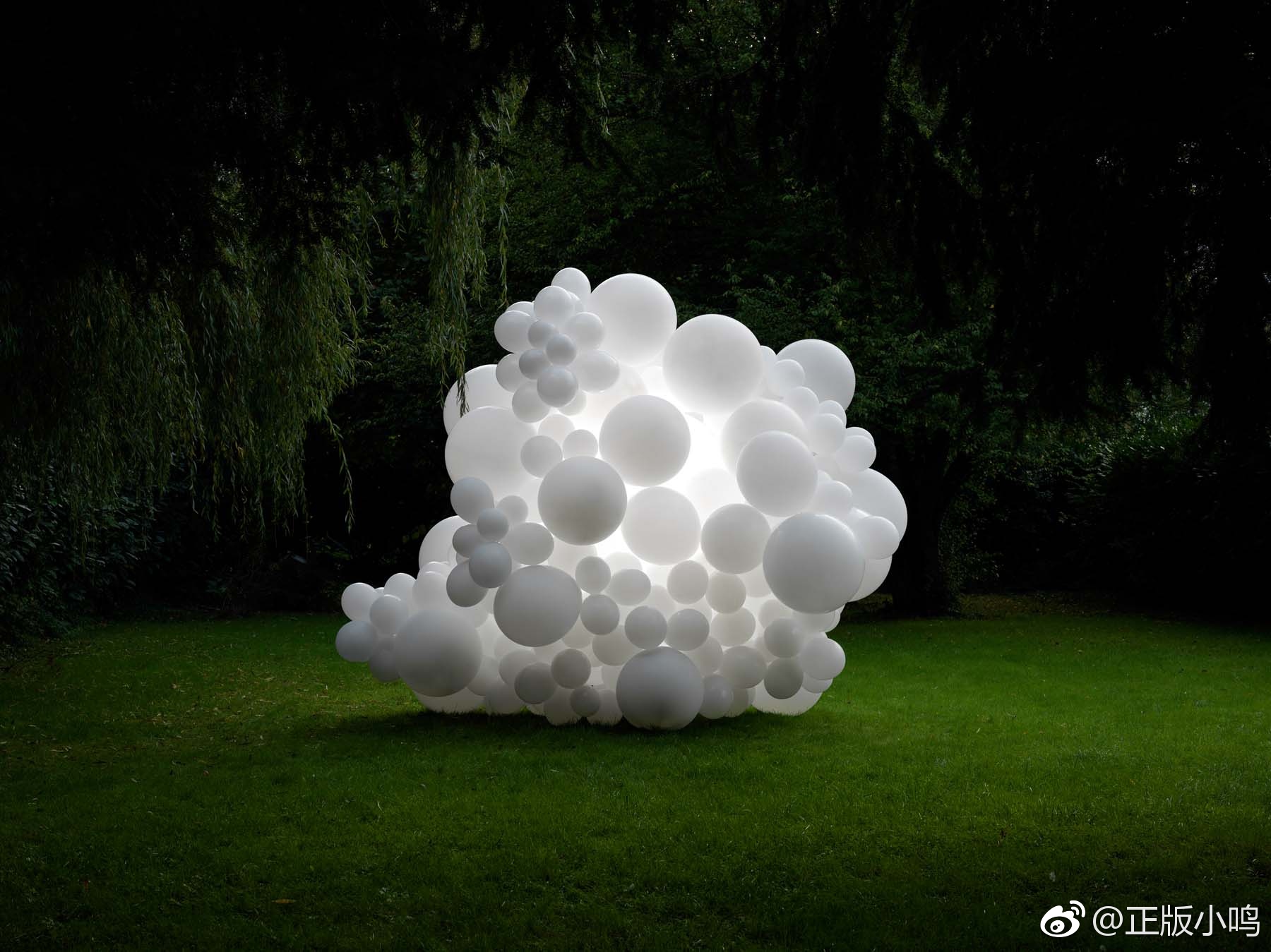 摄影师charles petillon的气球装置作品.