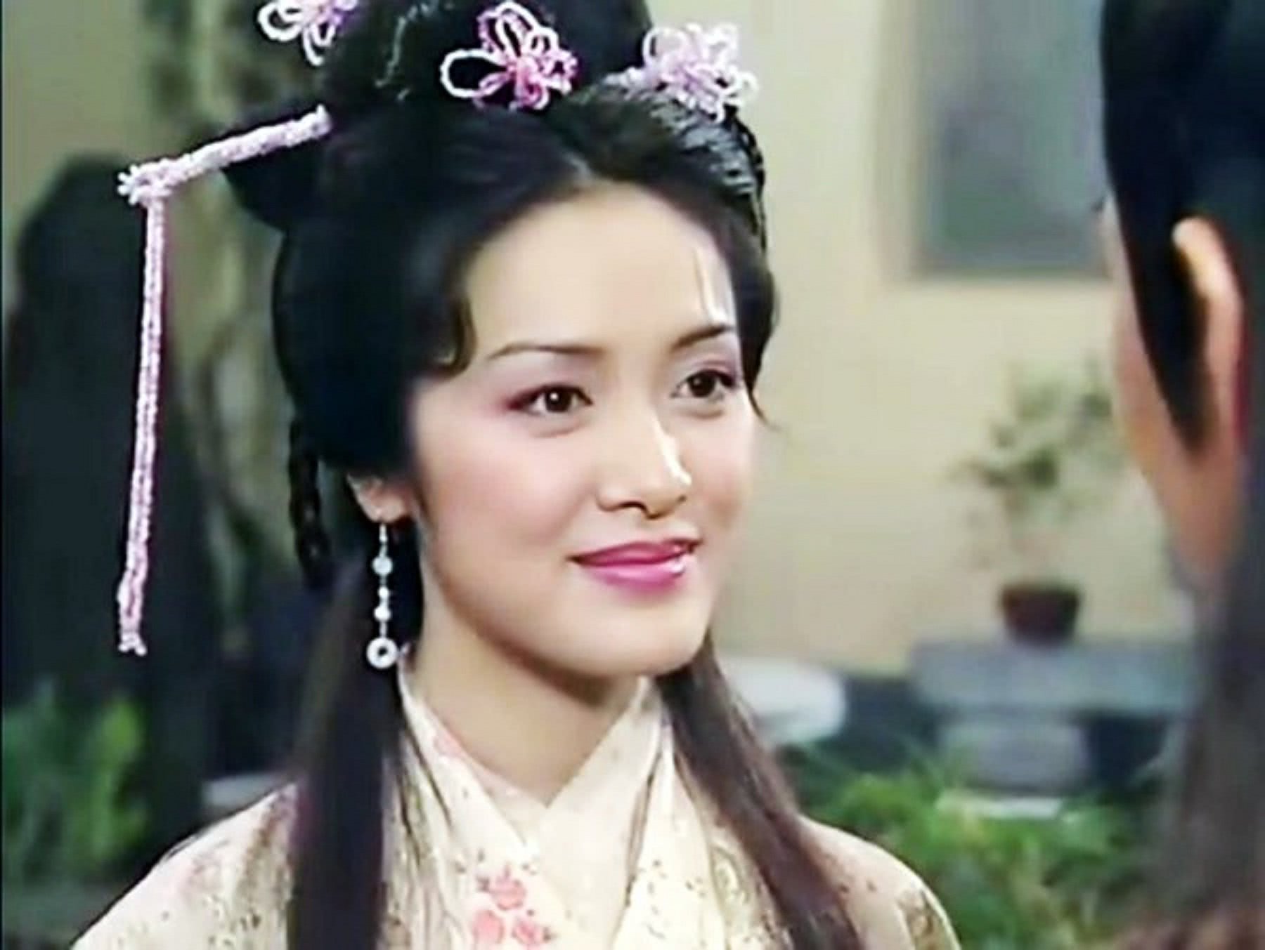 吴三桂本来是有正妻的,他迎娶年轻貌美的陈圆圆为妾后,宠爱有加,不在