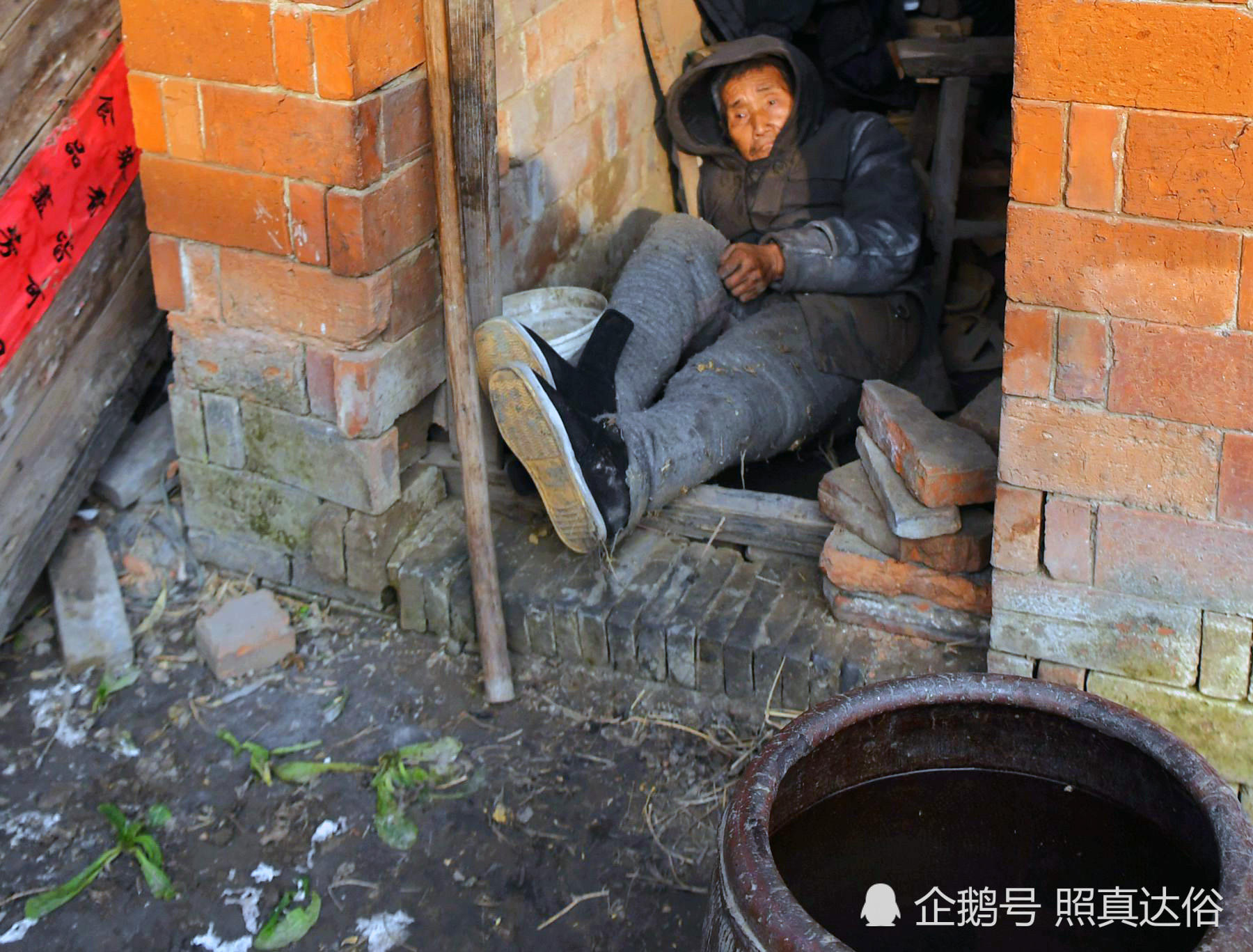 76岁老人寒风中晒太阳取暖,吃百家饭度日