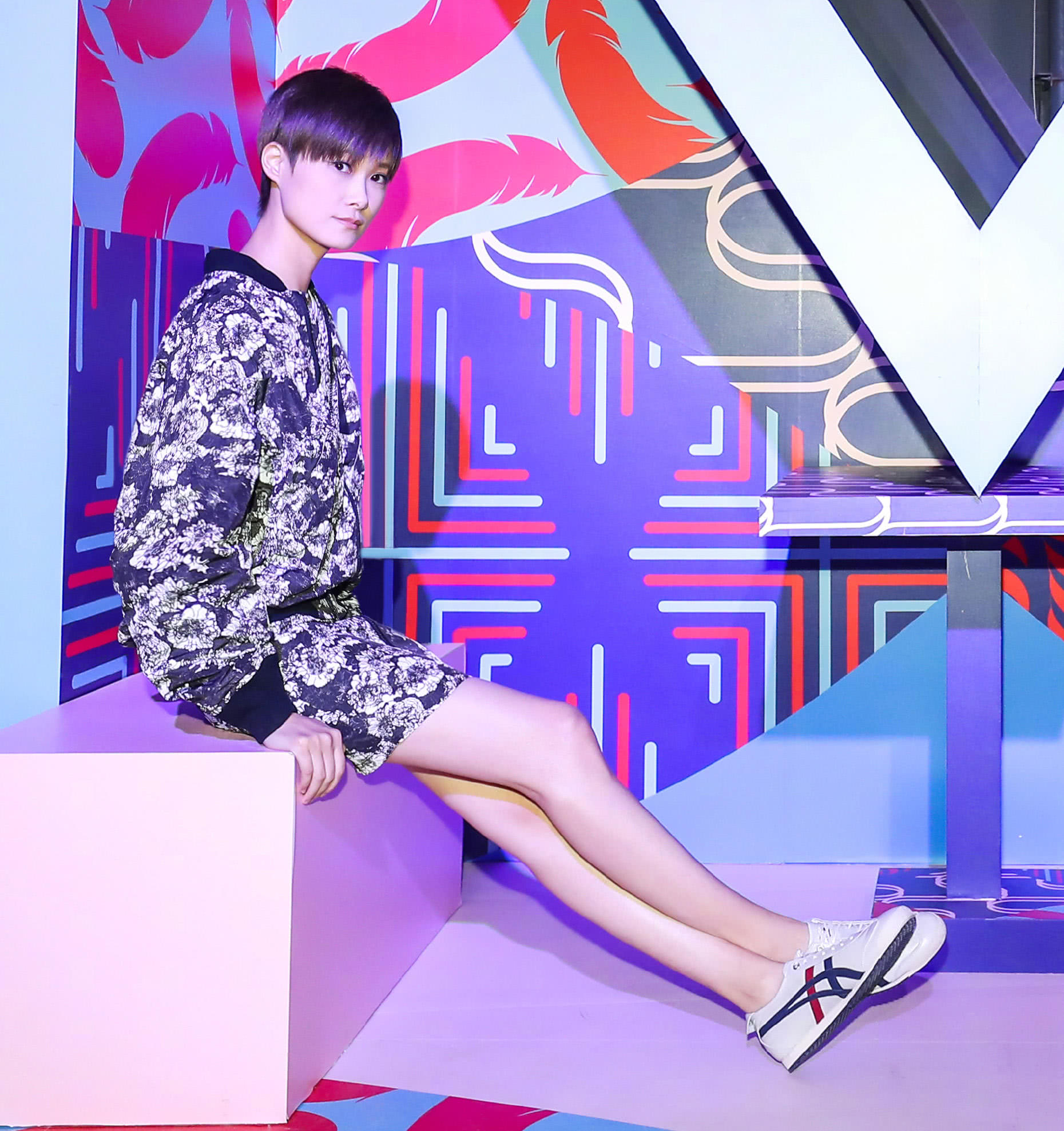 李宇春美腿抢镜,穿皮草玩起下衣消失,没想到却被鞋子丑哭了!