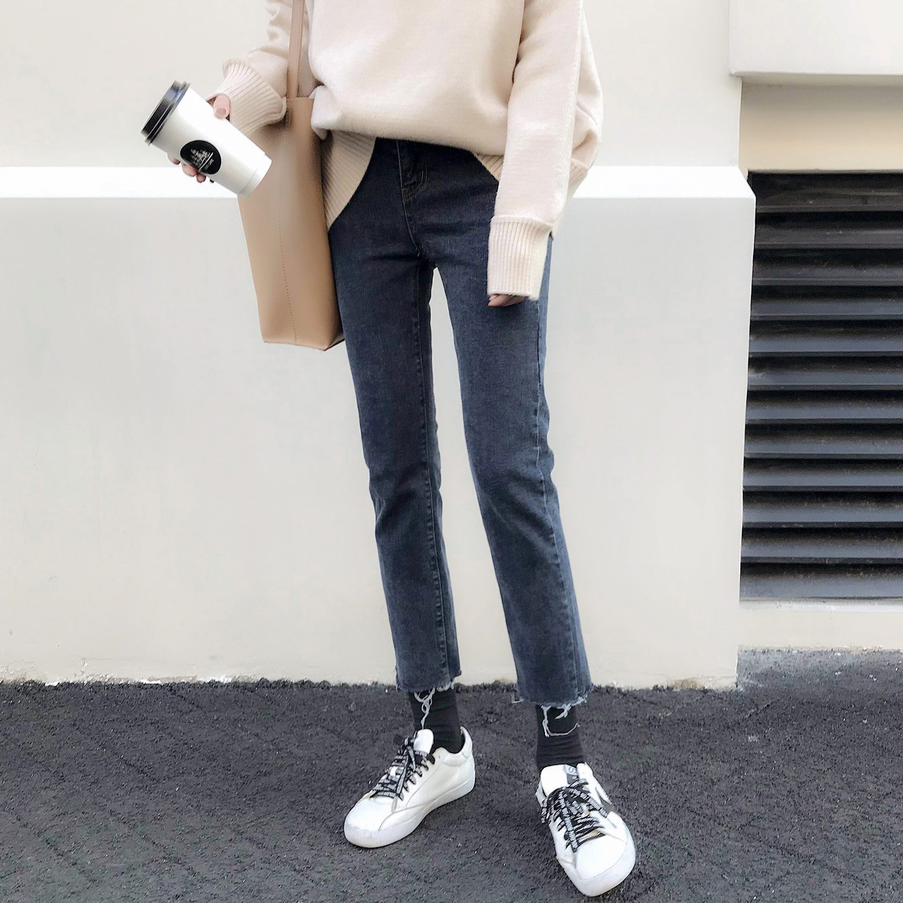 时尚经典的牛仔裤,修饰腿部线条,更显腿细直