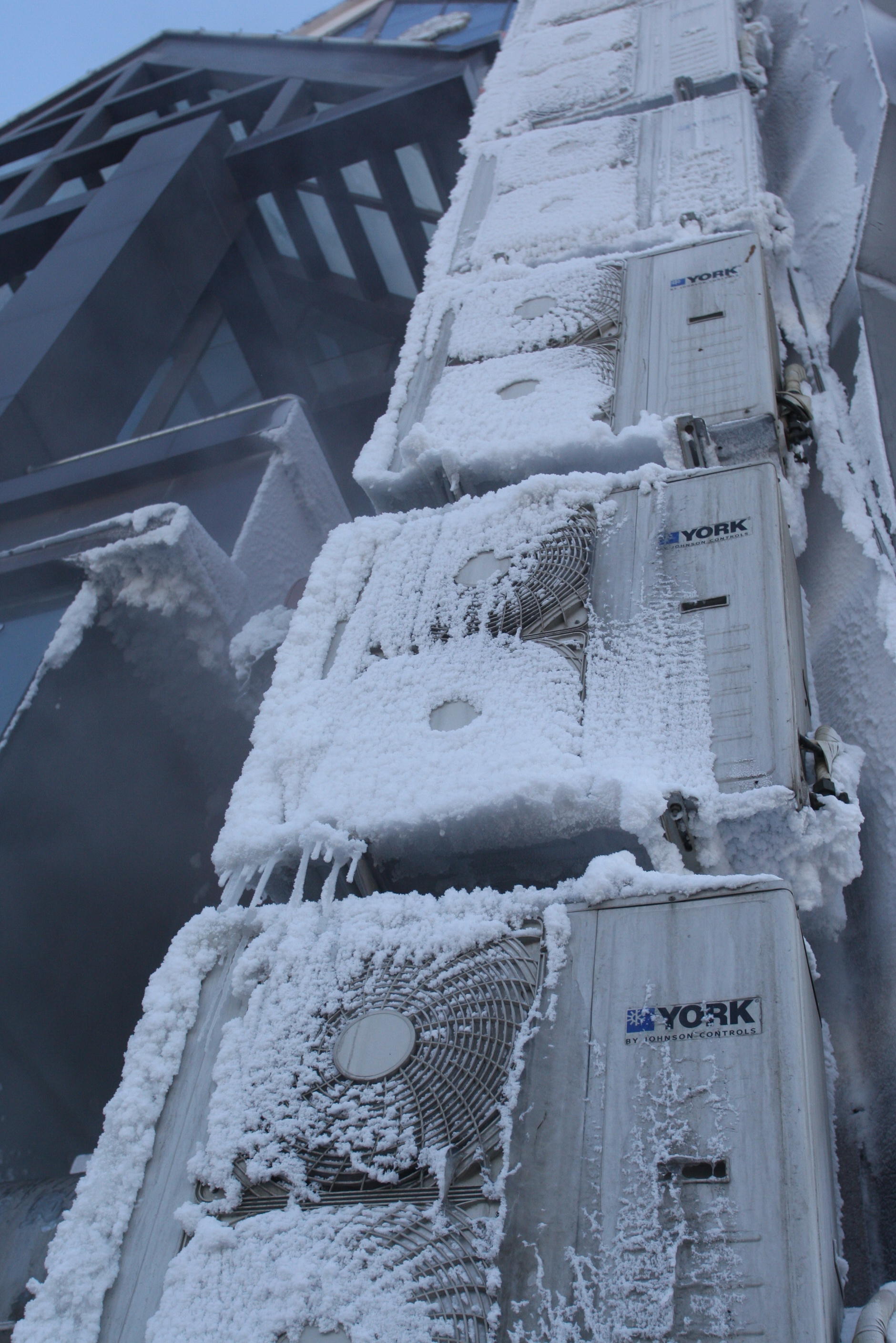 这天太冷了,空调都结冰了,如同进入冰河时代