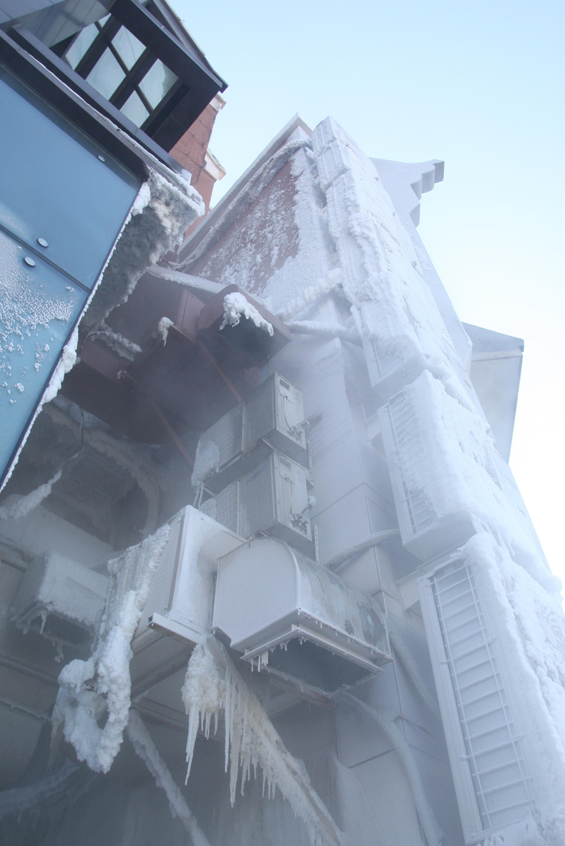 这天太冷了,空调都结冰了,如同进入冰河时代