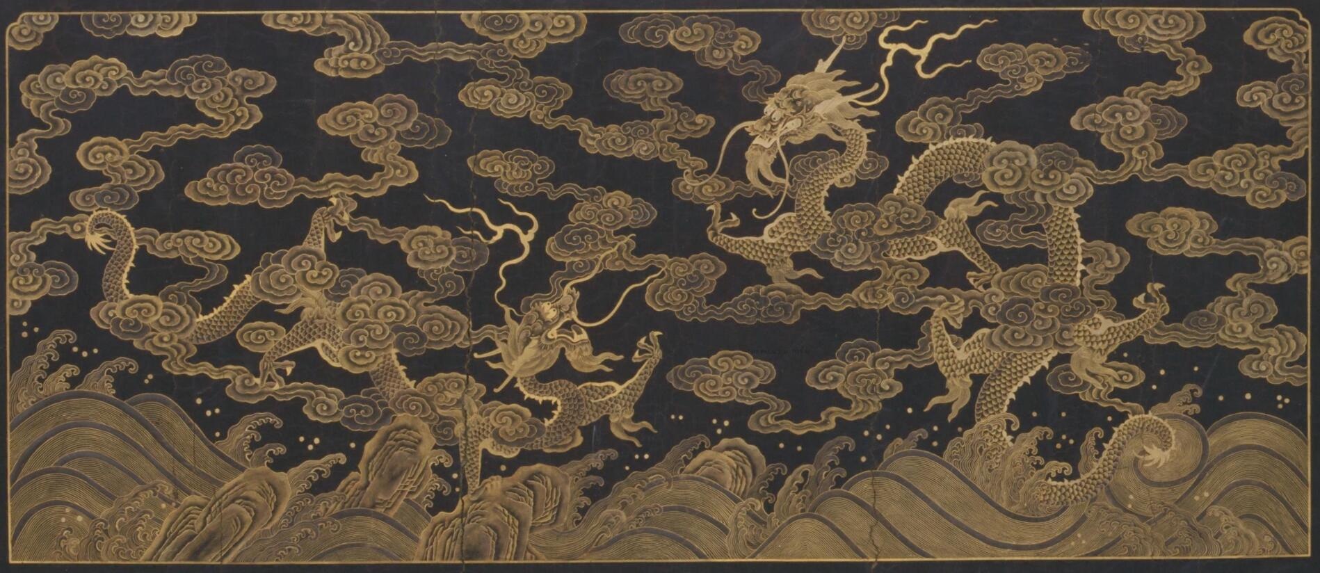 屏心两面装饰工艺不同,正面嵌以碧玉碾琢的海水江牙及云龙纹图案,周边